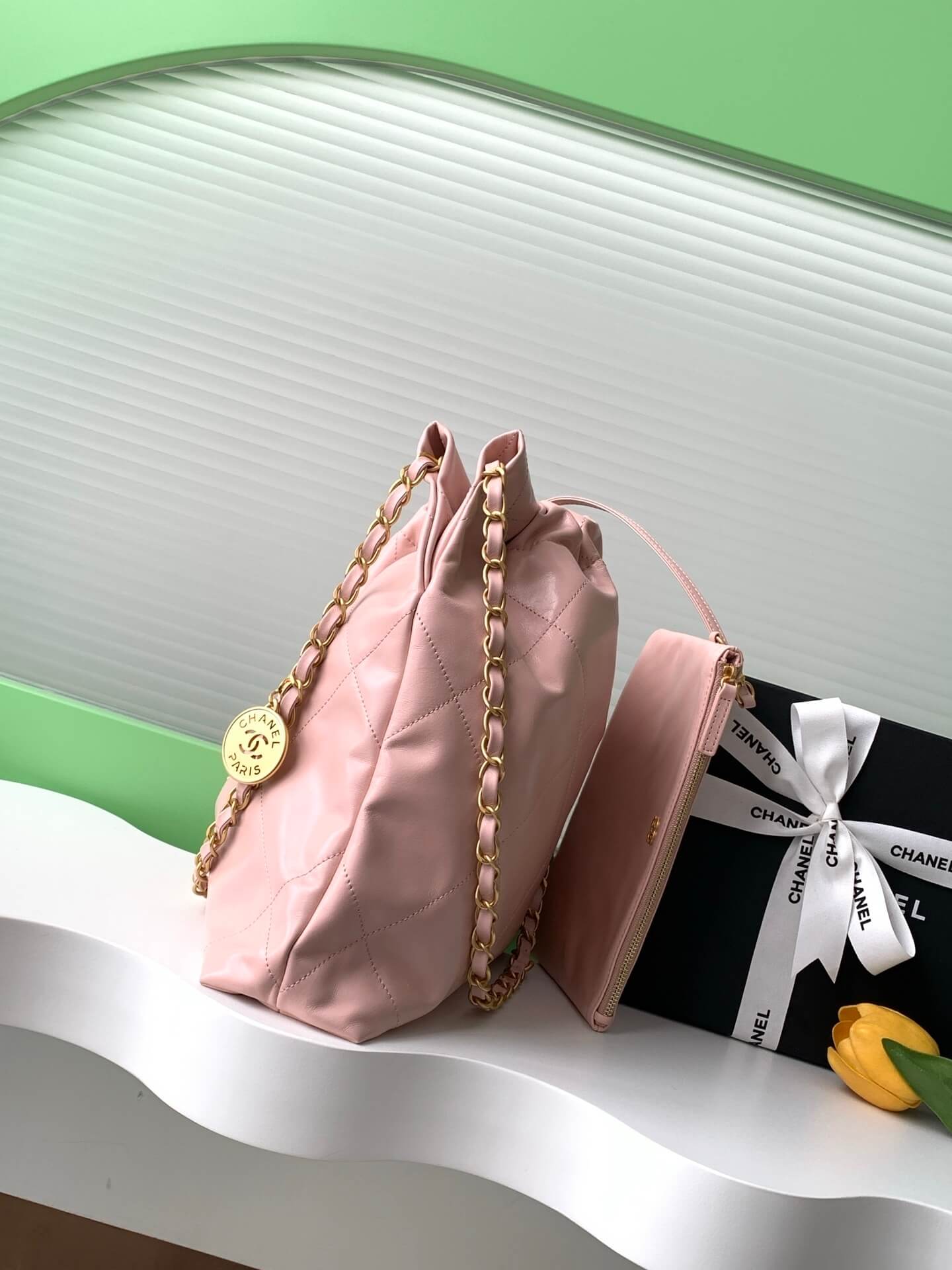 Chanel 22 Small Shiny calfskin leather Shoulder Handbag - Image 40