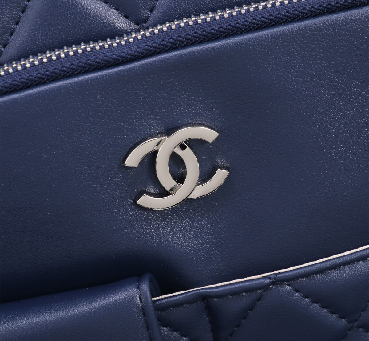 Chanel Ultra Pocket Tote quilted calfskin leather Shoulder Handbag - Image 6