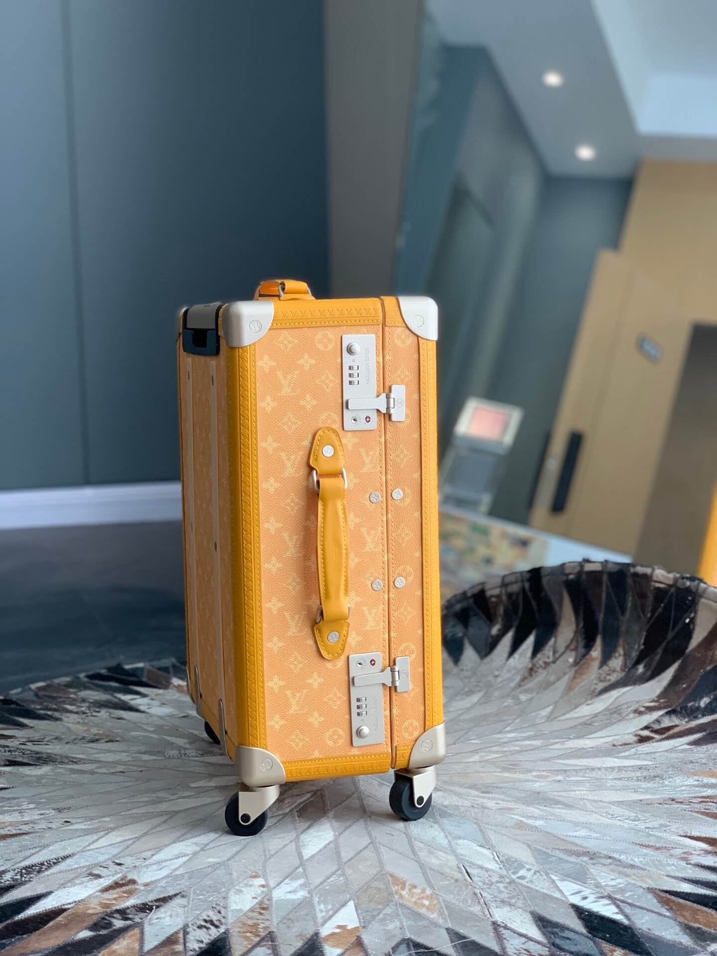 Louis Vuitton LV Monogram Heritage coated canvas Rolling Trunk Travel Bag M12881 Yellow - Image 4