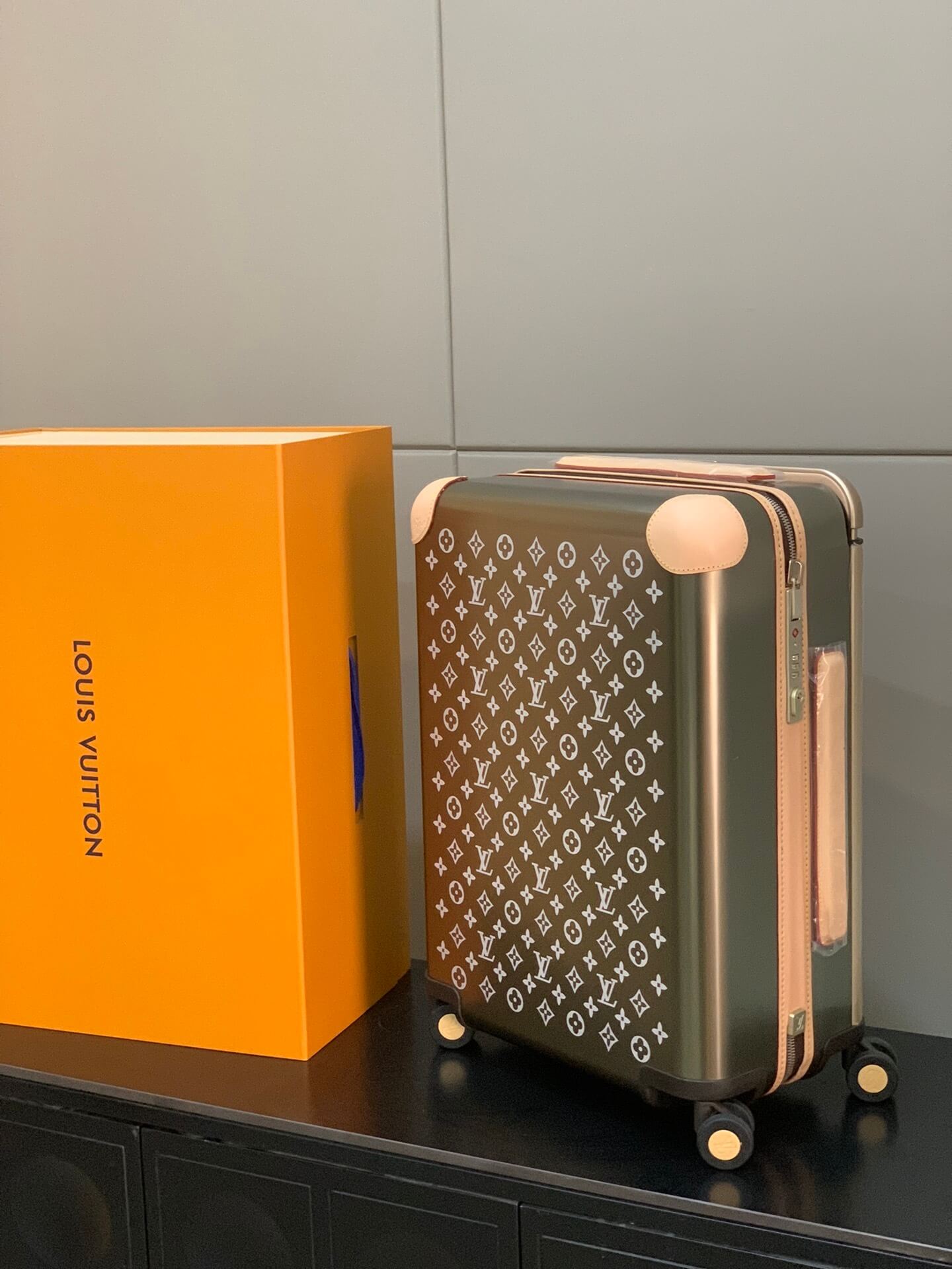 Louis Vuitton LV Monogram Titanium Cowhide leather Horizon 55 Cabin Suitcase Travel Bag M42667 Silver - Image 5