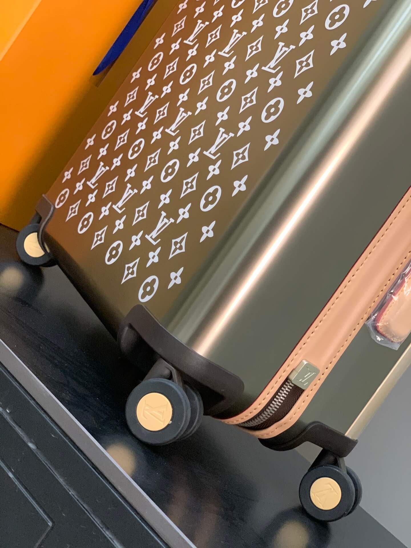 Louis Vuitton LV Monogram Titanium Cowhide leather Horizon 55 Cabin Suitcase Travel Bag M42667 Silver - Image 6