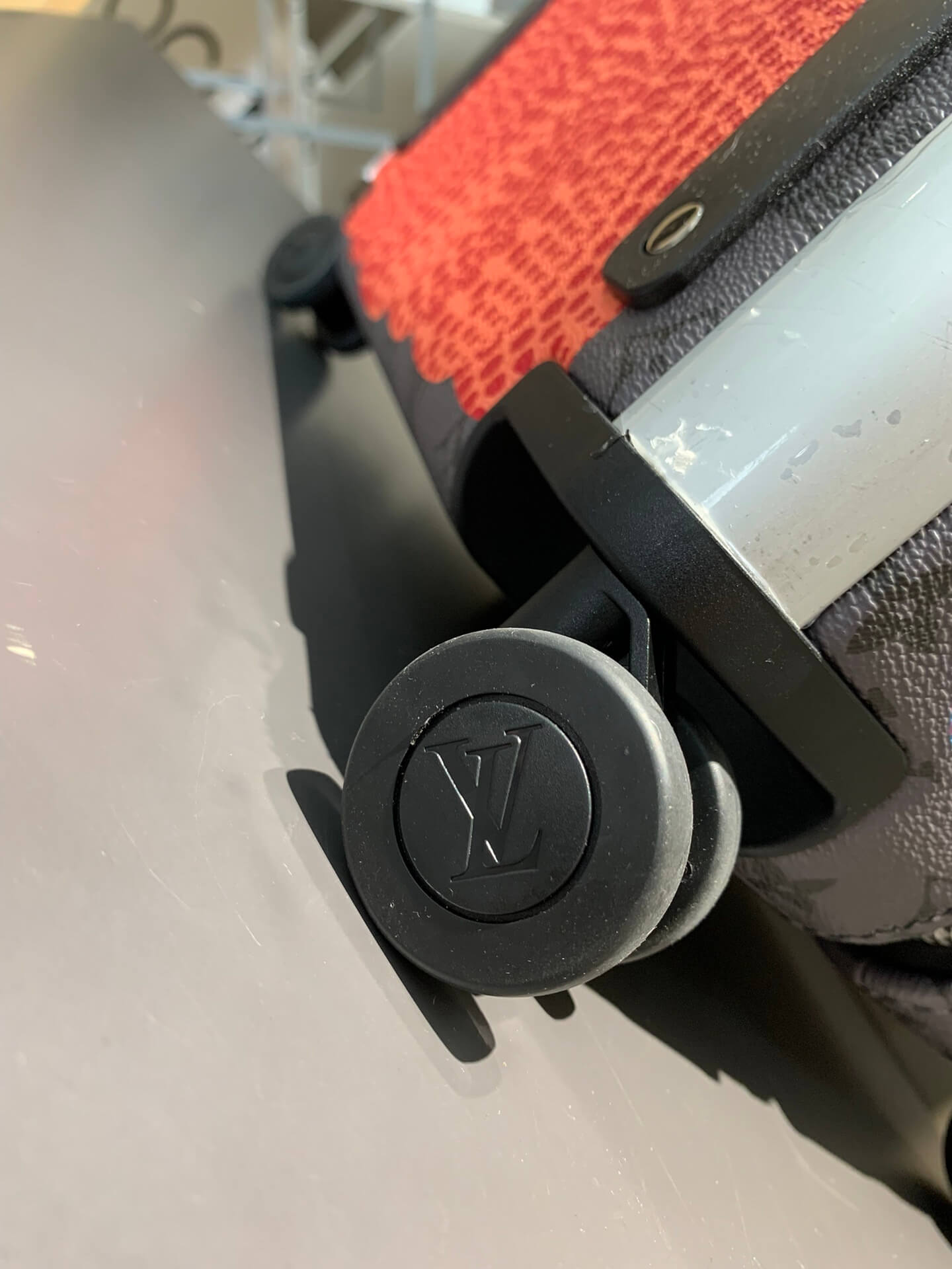 Louis Vuitton Monogram Eclipse Reverse coated canvas - Monogram coated canvas Pumpkin LV x YK Horizon 55 Rolling Suitcase Travel Bag Black - Brown - Image 8