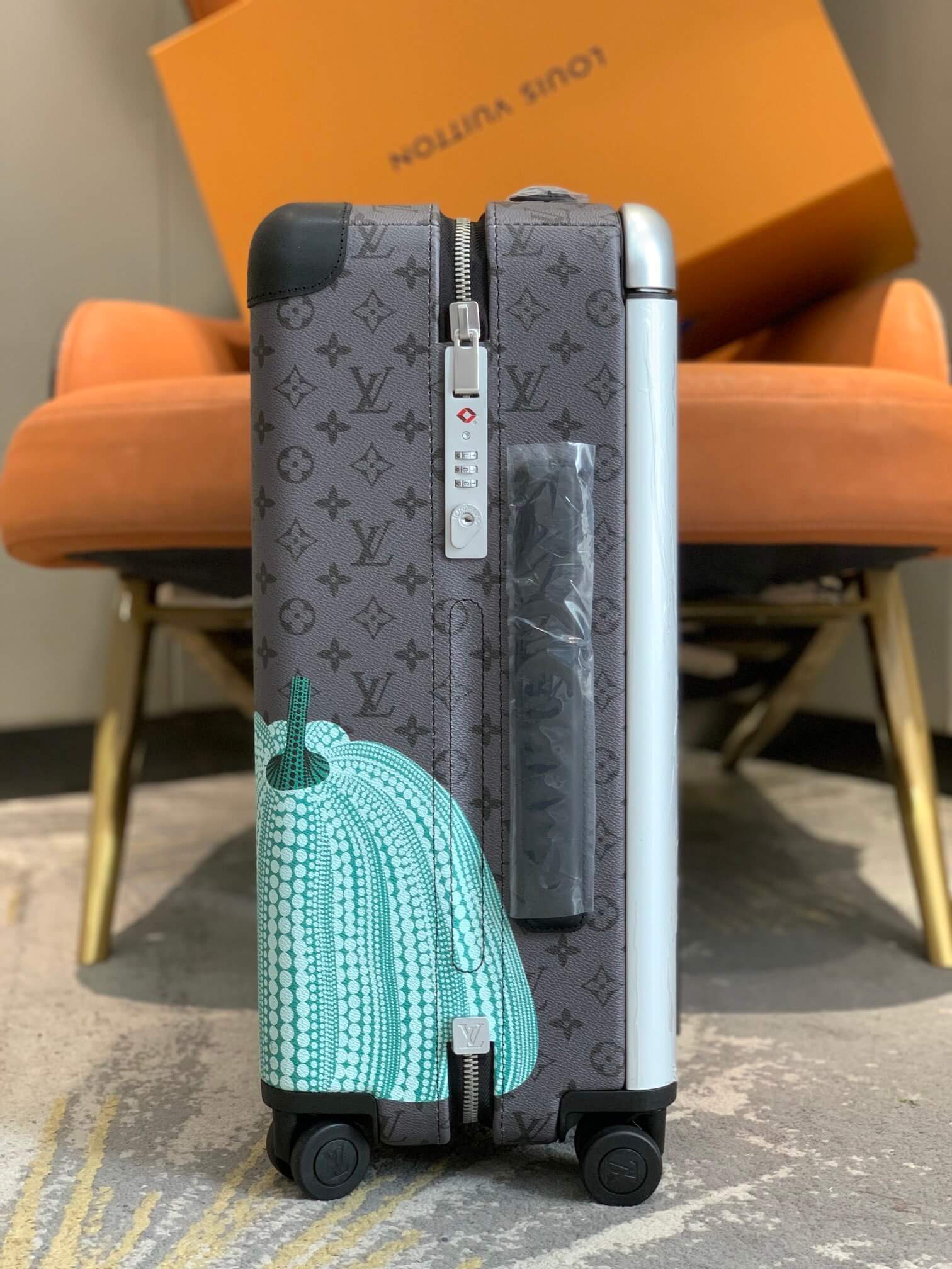 Louis Vuitton Monogram Eclipse Reverse coated canvas - Monogram coated canvas Pumpkin LV x YK Horizon 55 Rolling Suitcase Travel Bag Black - Brown - Image 4