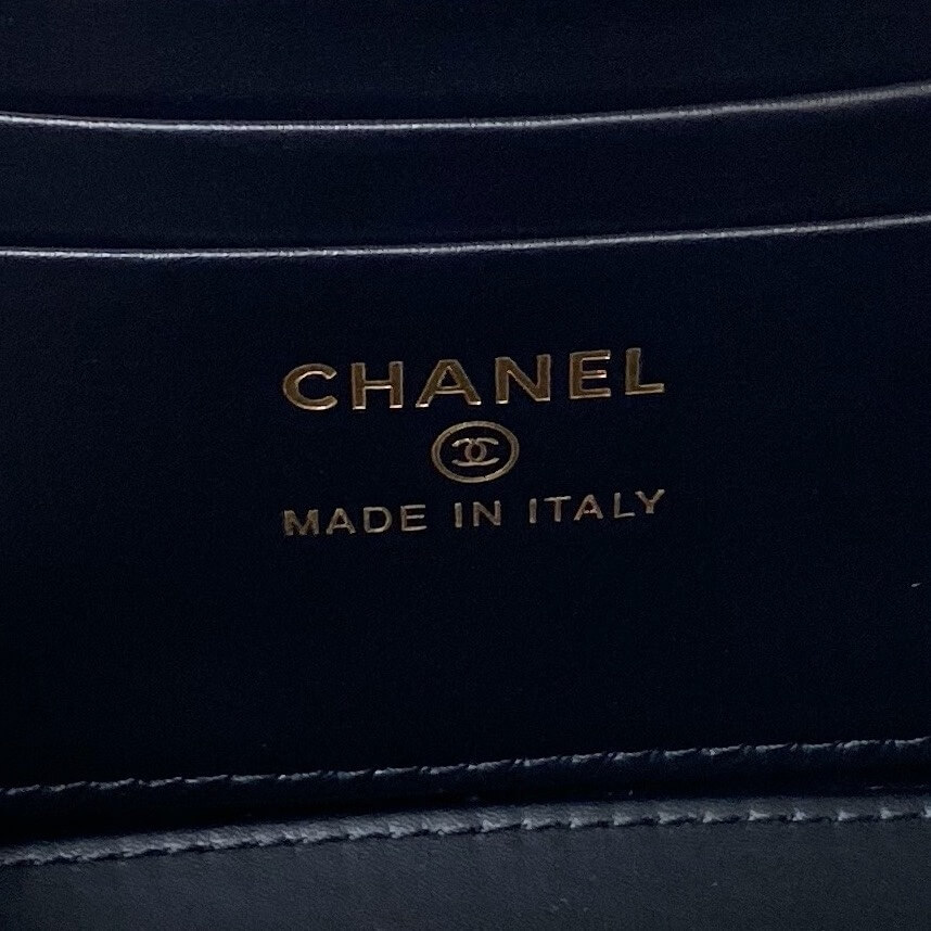 Chanel 24P Small Vanity Case with Handle Shiny Grained Calfskin Crossbody Handbag - Image 4