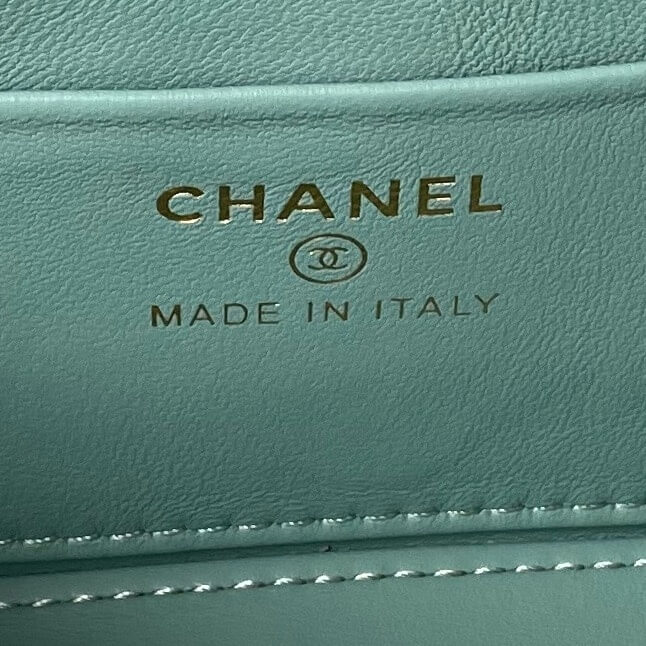 Chanel 24P Small Vanity Case with Handle Shiny Grained Calfskin Crossbody Handbag - Image 31