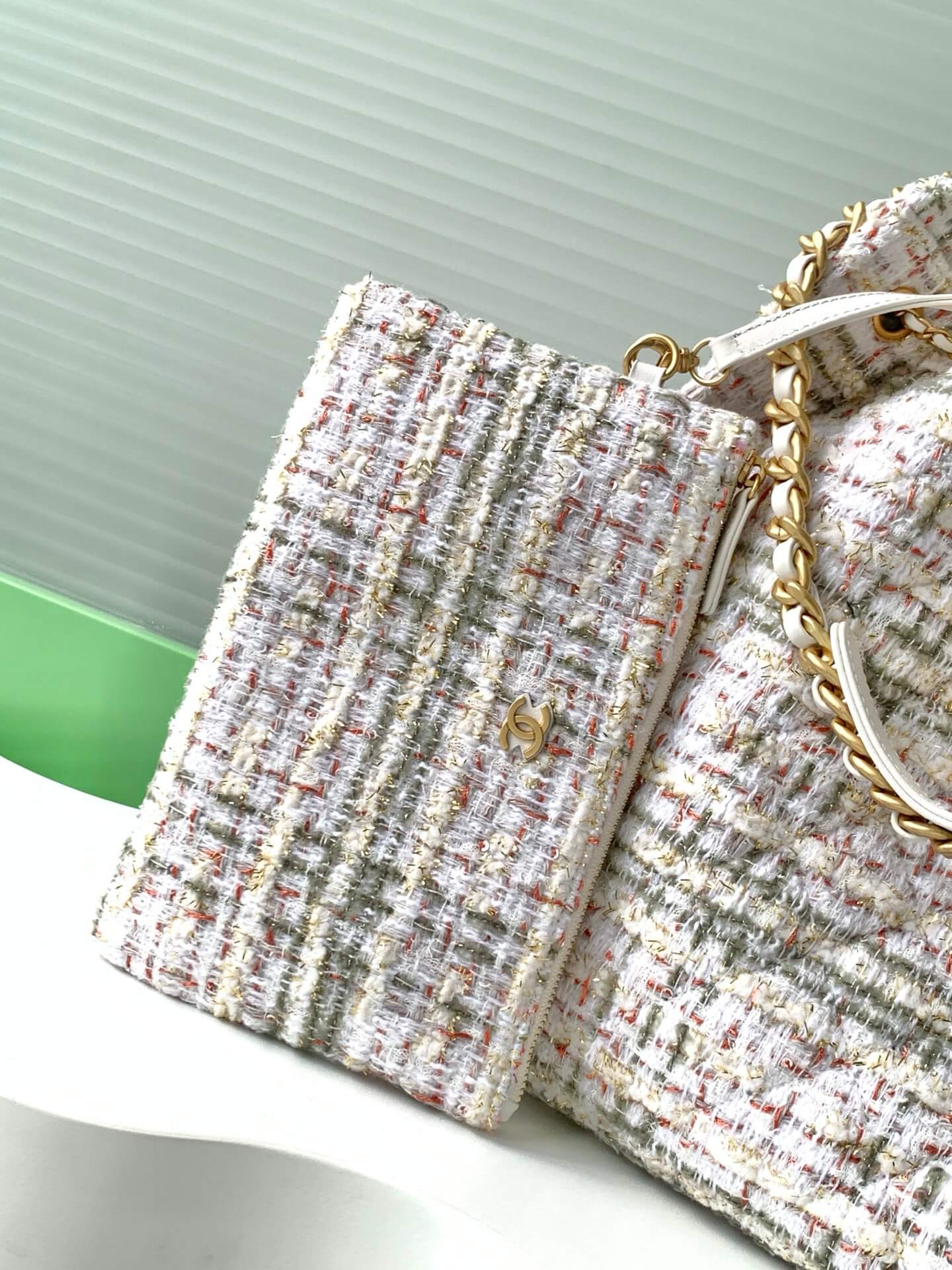 Chanel 25 Hobo Tweed Sequined Aged Gold-tone Metal Hardware Shoulder Bag - Image 34