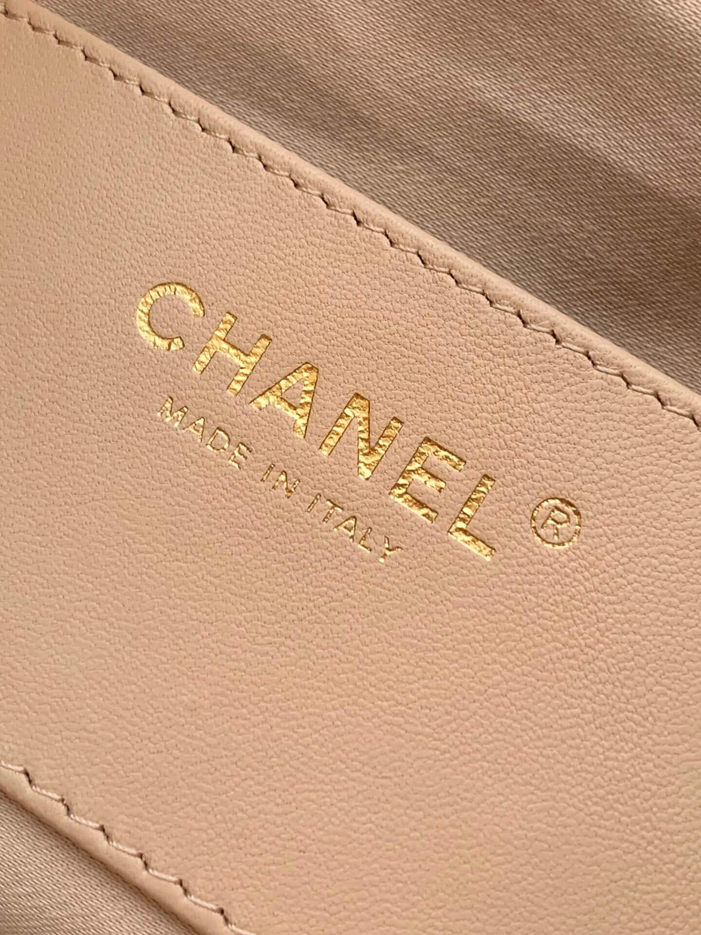 Chanel 25 Small - Medium Shoulder Handbag Grained Calfskin & Gold-Tone Metal - Image 101