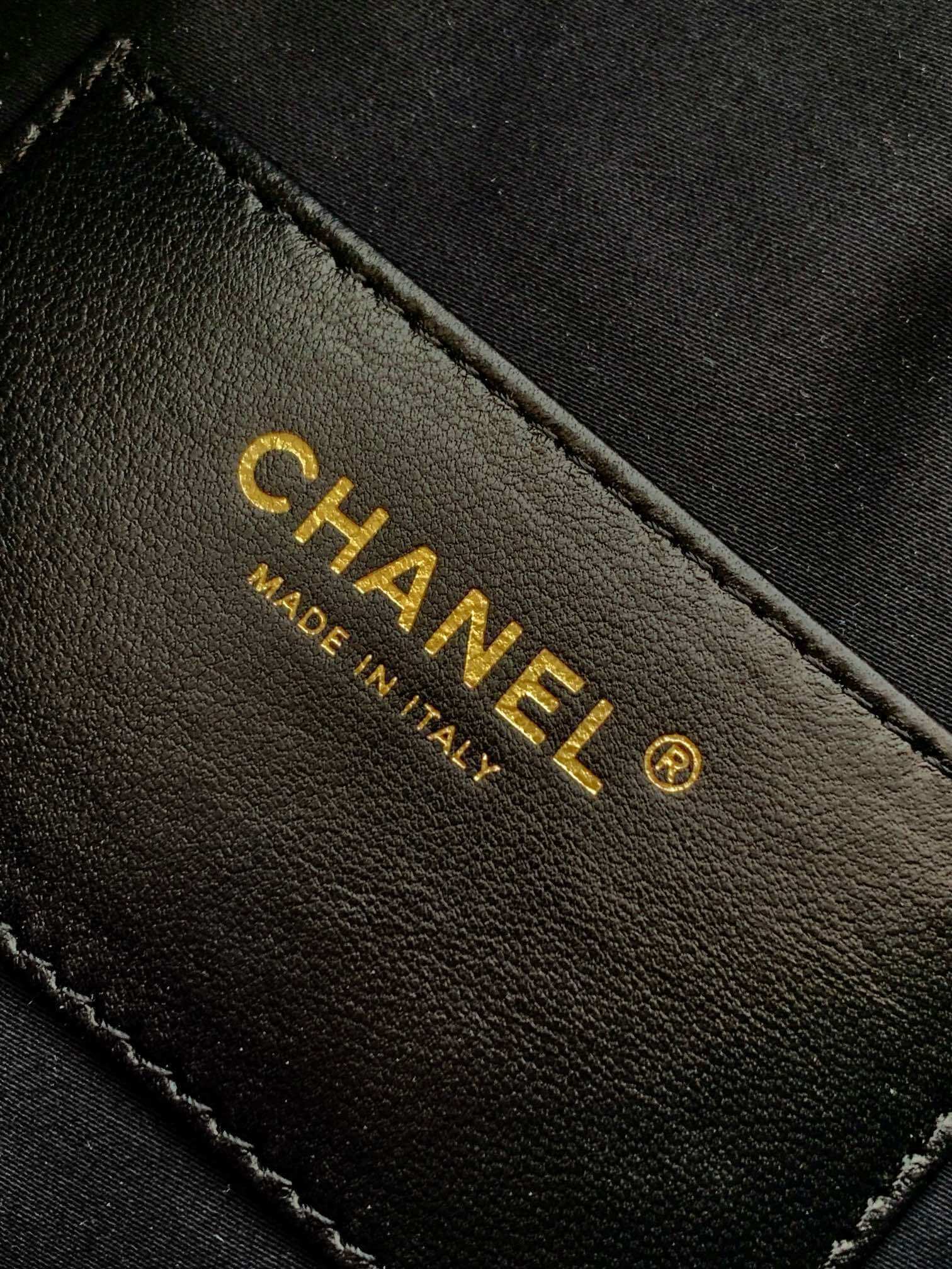 Chanel 25 Small - Medium Shoulder Handbag Grained Calfskin & Gold-Tone Metal - Image 83