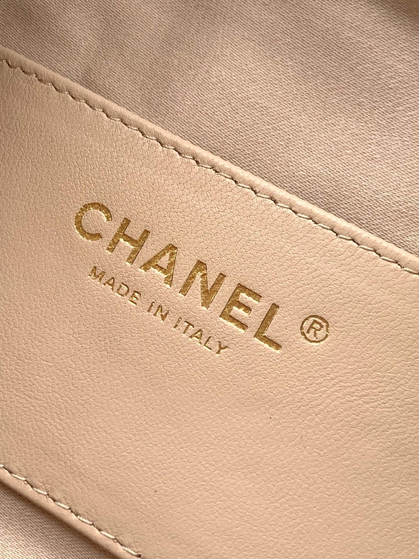 Chanel 25 Small - Medium Shoulder Handbag Grained Calfskin & Gold-Tone Metal - Image 21