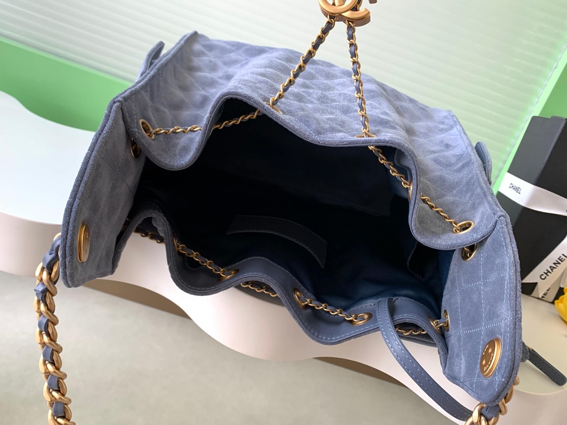 Chanel 25 Small - Medium Shoulder Handbag Suede Calfskin & Gold Metal - Image 101