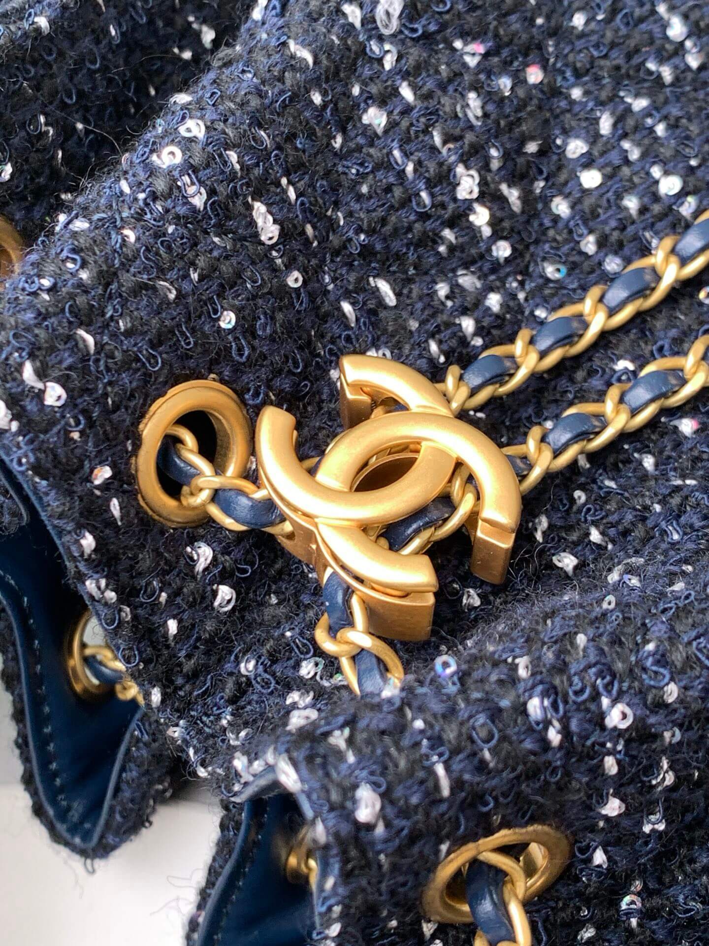 Chanel 25 Hobo Tweed Sequined Aged Gold-tone Metal Hardware Shoulder Bag - Image 41