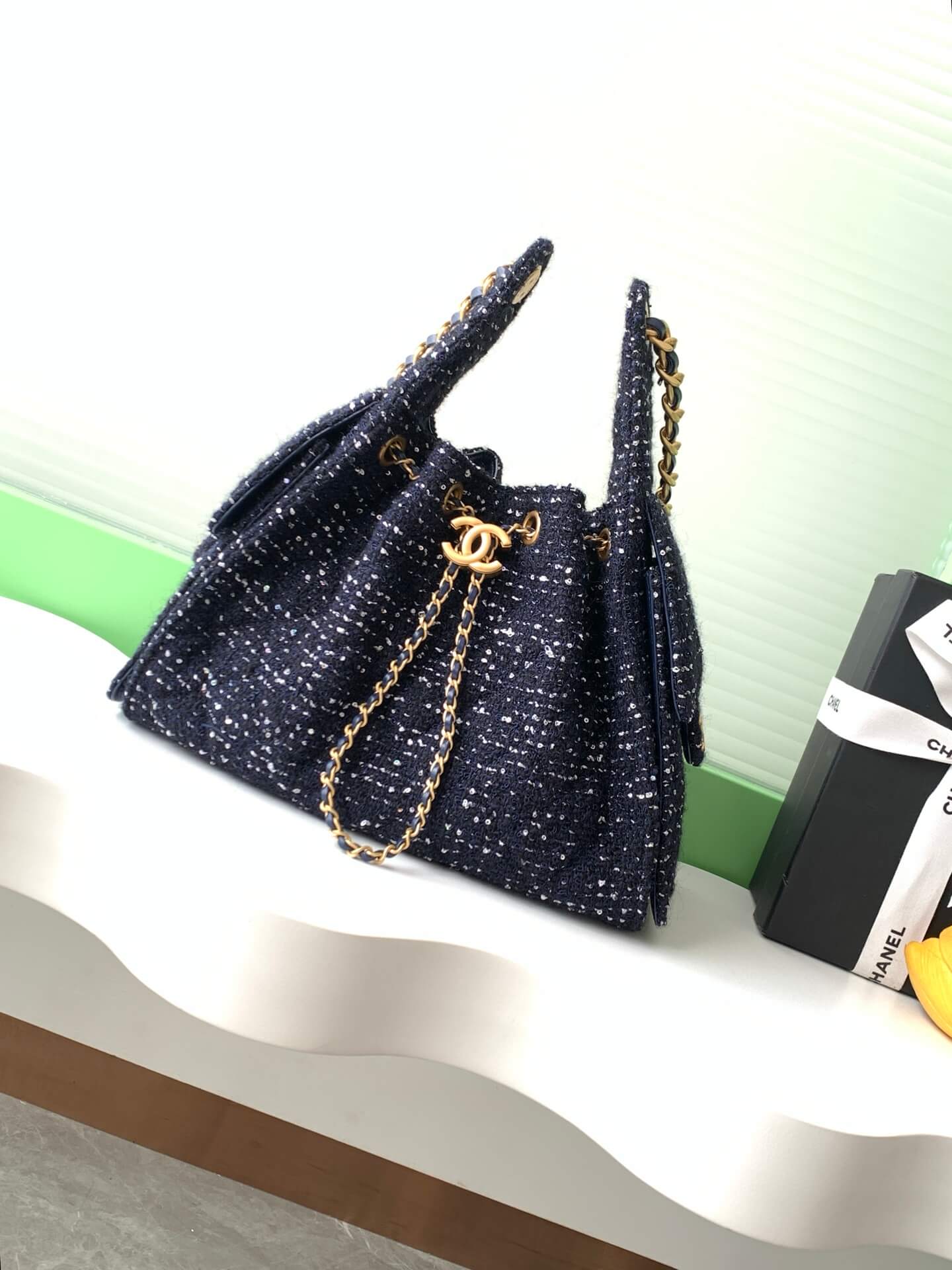 Chanel 25 Hobo Tweed Sequined Aged Gold-tone Metal Hardware Shoulder Bag - Image 37