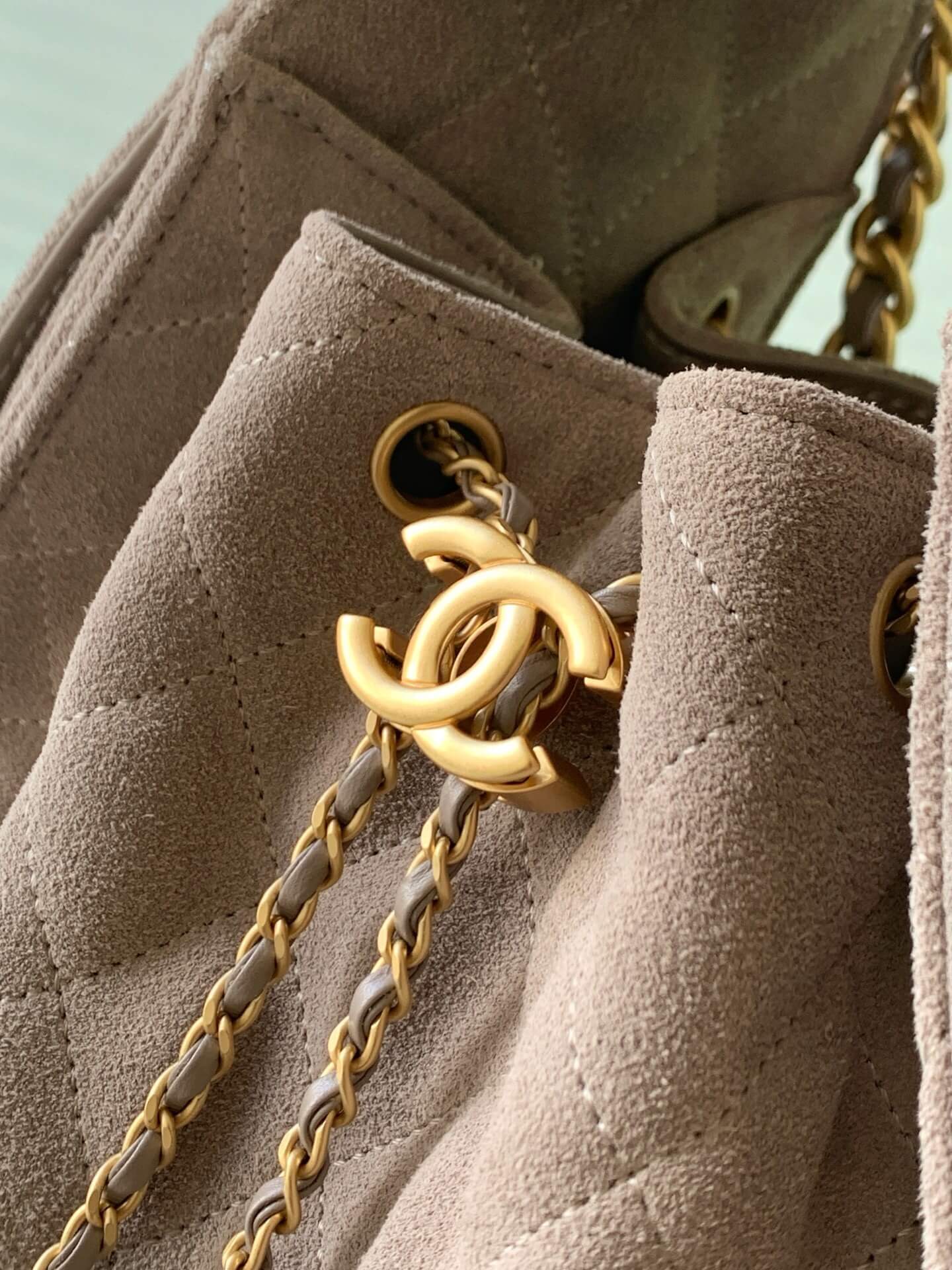 Chanel 25 Small - Medium Shoulder Handbag Suede Calfskin & Gold Metal - Image 166