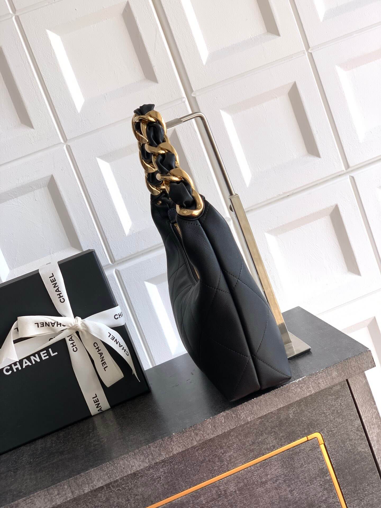 Chanel 25K Hobo Shiny Calfskin & Gold-Tone Metal Shoulder Bag - Image 8