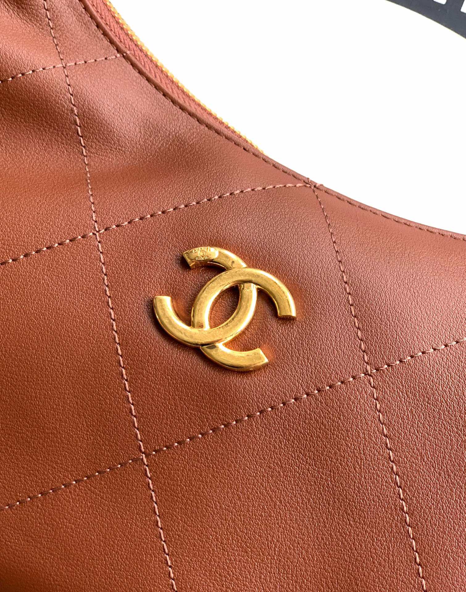 Chanel 25K Hobo Shiny Calfskin & Gold-Tone Metal Shoulder Bag - Image 31