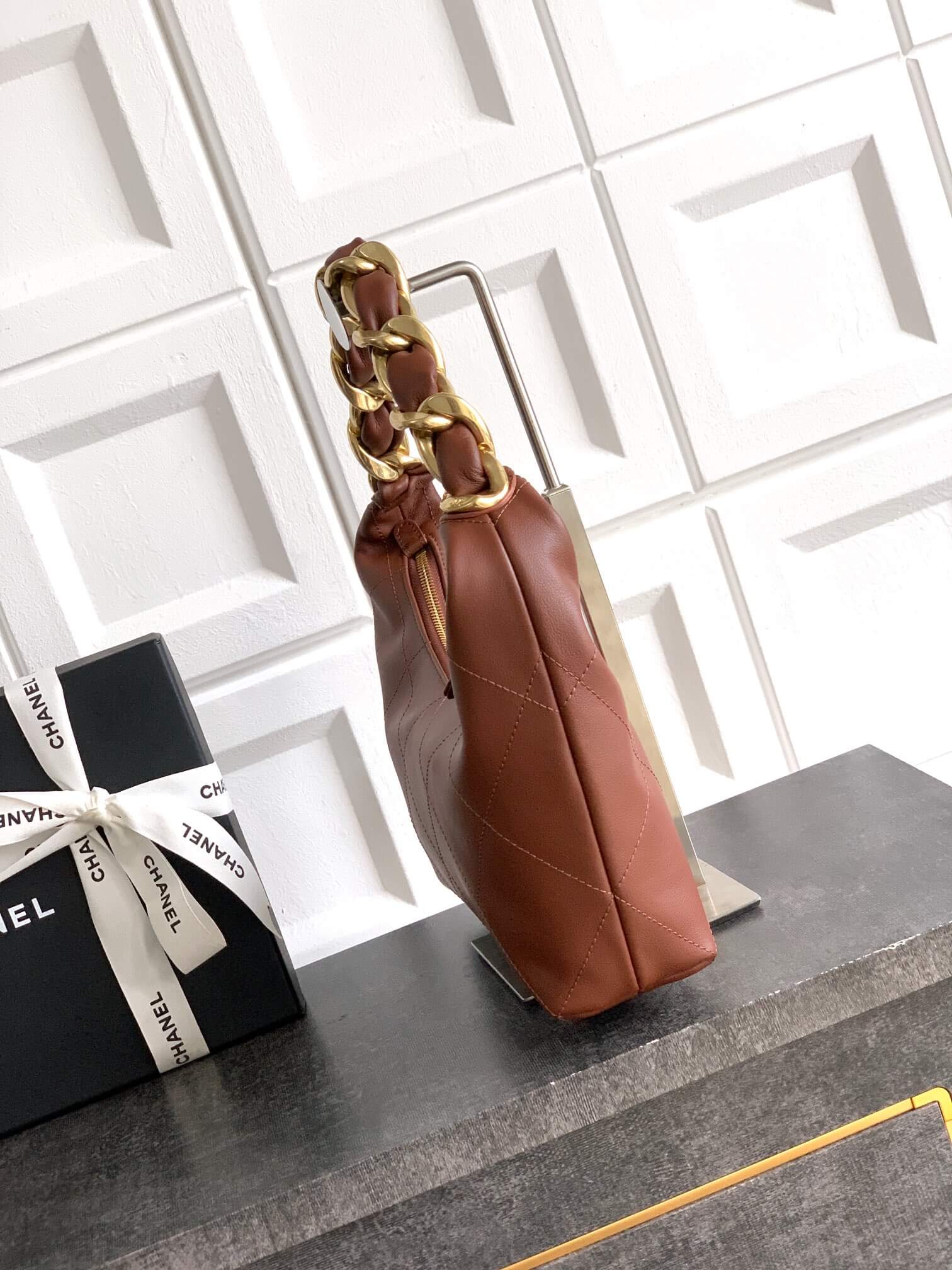 Chanel 25K Hobo Shiny Calfskin & Gold-Tone Metal Shoulder Bag - Image 34