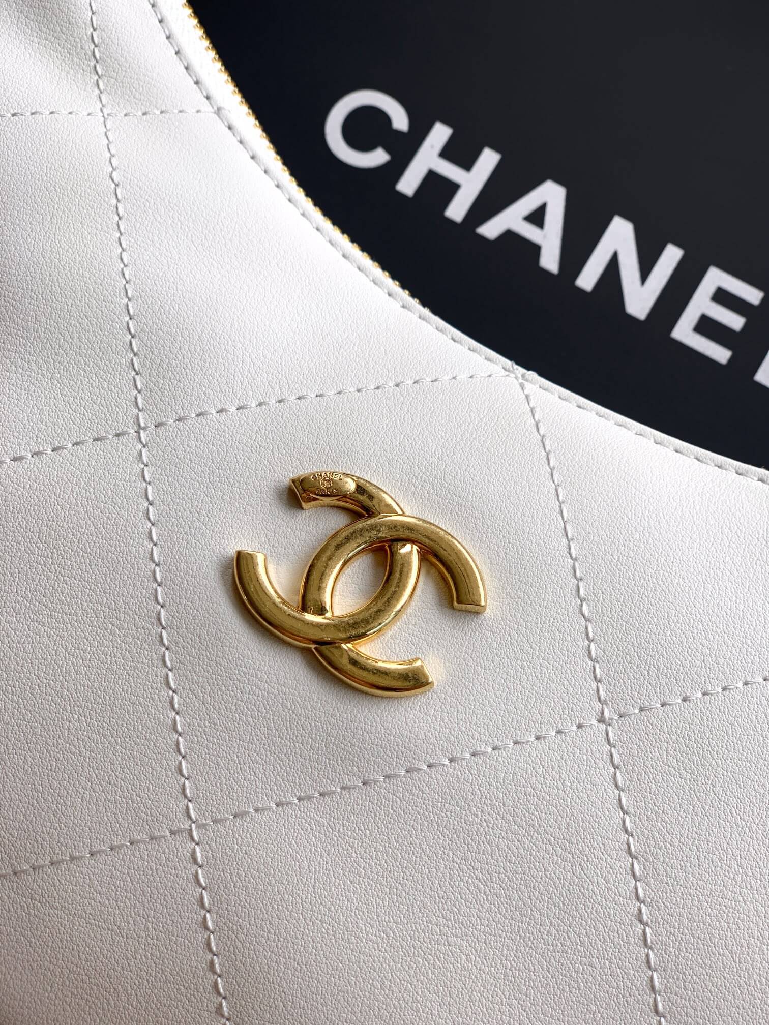 Chanel 25K Hobo Shiny Calfskin & Gold-Tone Metal Shoulder Bag - Image 16