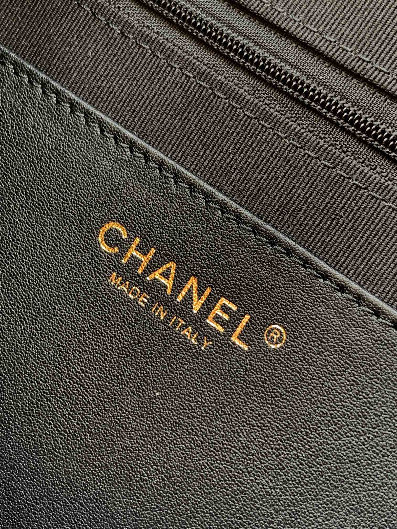 Chanel 25K Medium - Large - Maxi Hobo Shiny Calfskin & Gold-Tone Metal Shoulder Bag Black - Image 13