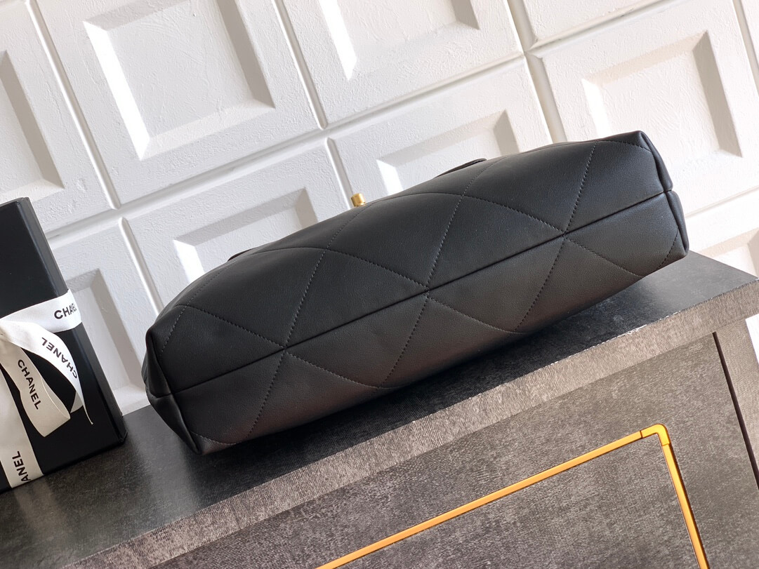 Chanel 25K Medium - Large - Maxi Hobo Shiny Calfskin & Gold-Tone Metal Shoulder Bag Black - Image 17