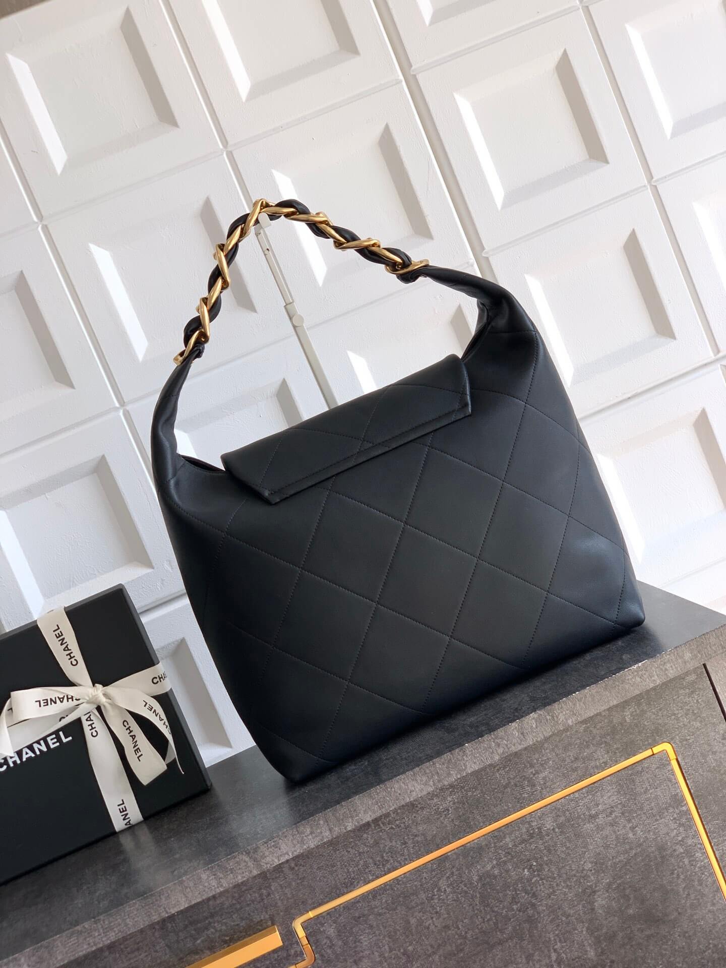 Chanel 25K Medium - Large - Maxi Hobo Shiny Calfskin & Gold-Tone Metal Shoulder Bag Black - Image 11