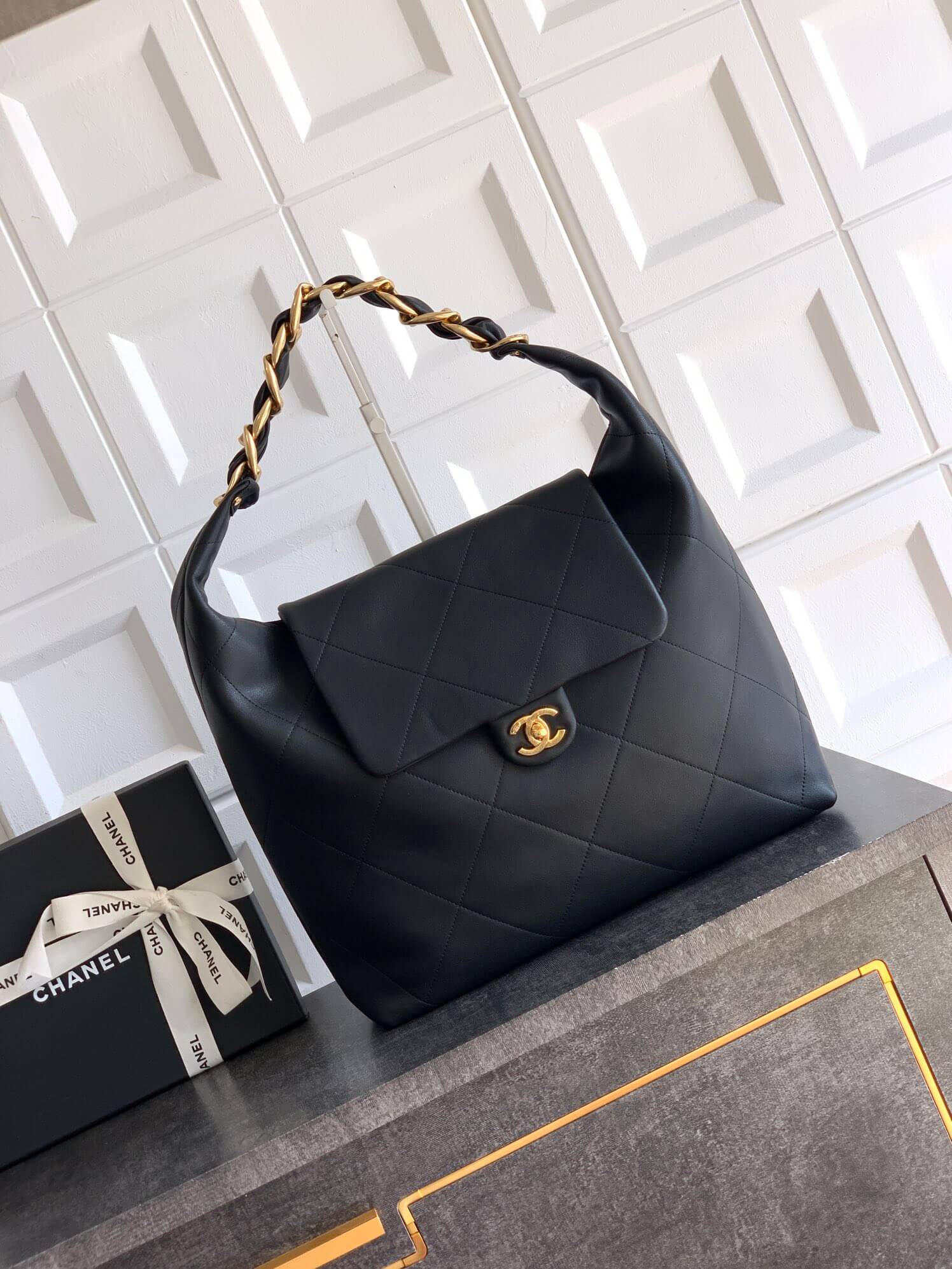 Chanel 25K Medium - Large - Maxi Hobo Shiny Calfskin & Gold-Tone Metal Shoulder Bag Black - Image 10