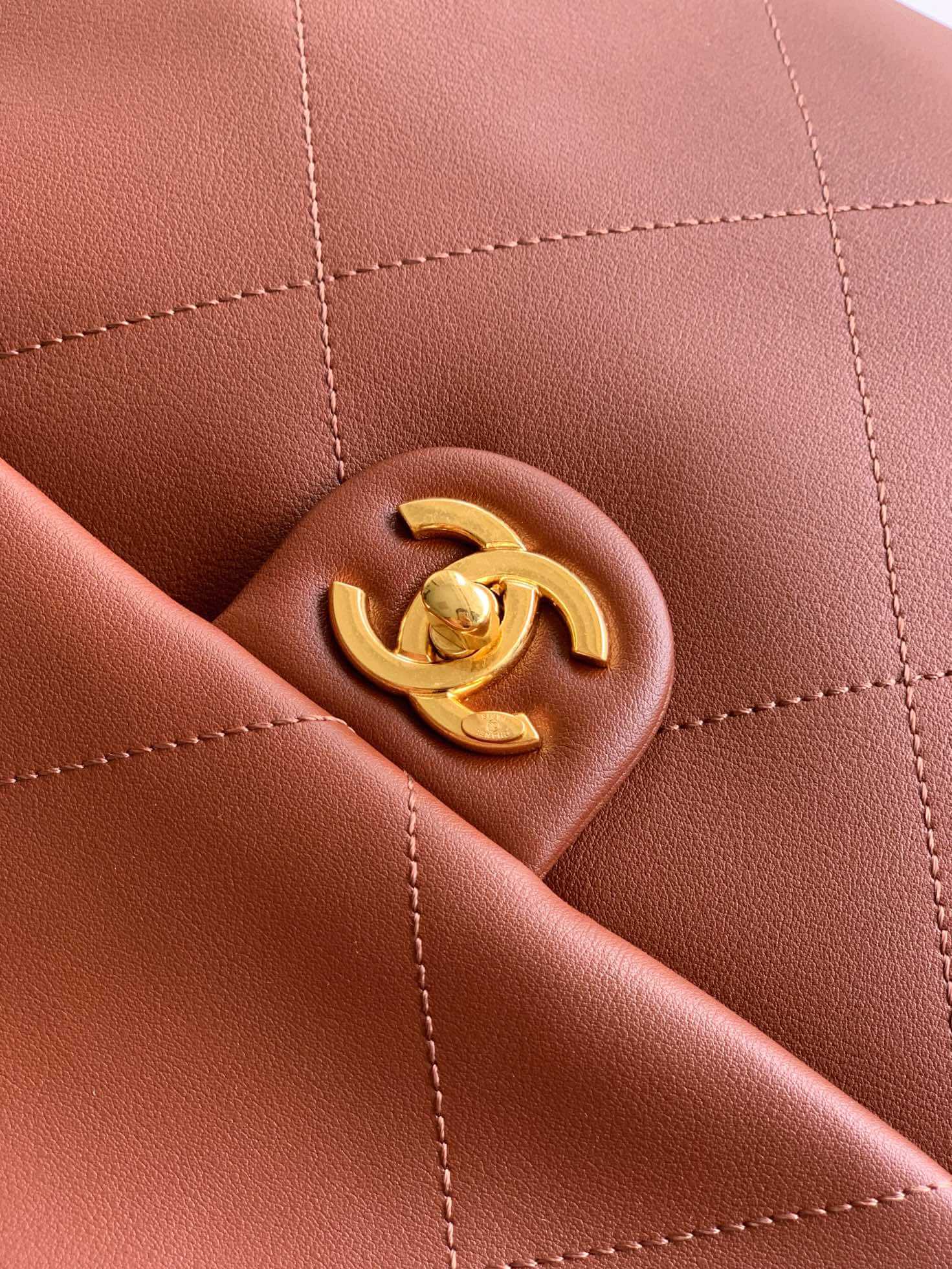 Chanel 25K Medium - Large - Maxi Hobo Shiny Calfskin & Gold-Tone Metal Shoulder Bag Black - Image 68