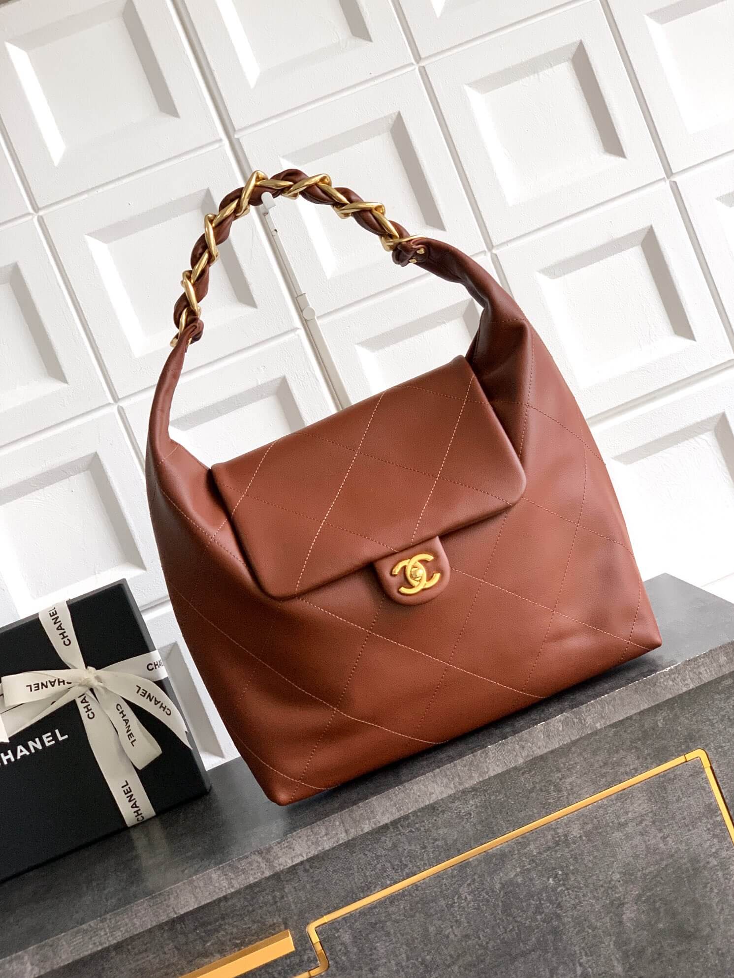 Chanel 25K Medium - Large - Maxi Hobo Shiny Calfskin & Gold-Tone Metal Shoulder Bag Black - Image 64