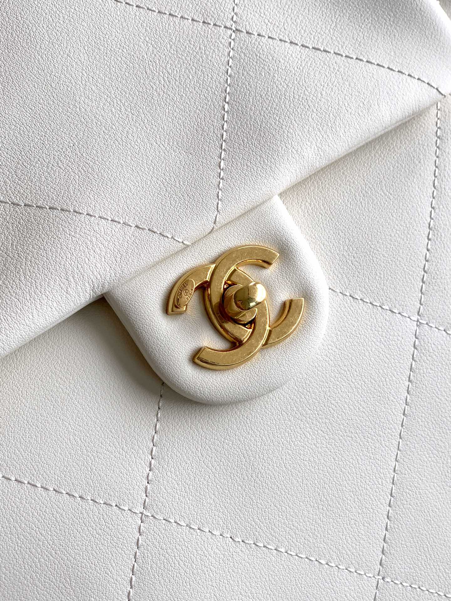 Chanel 25K Medium - Large - Maxi Hobo Shiny Calfskin & Gold-Tone Metal Shoulder Bag Black - Image 41