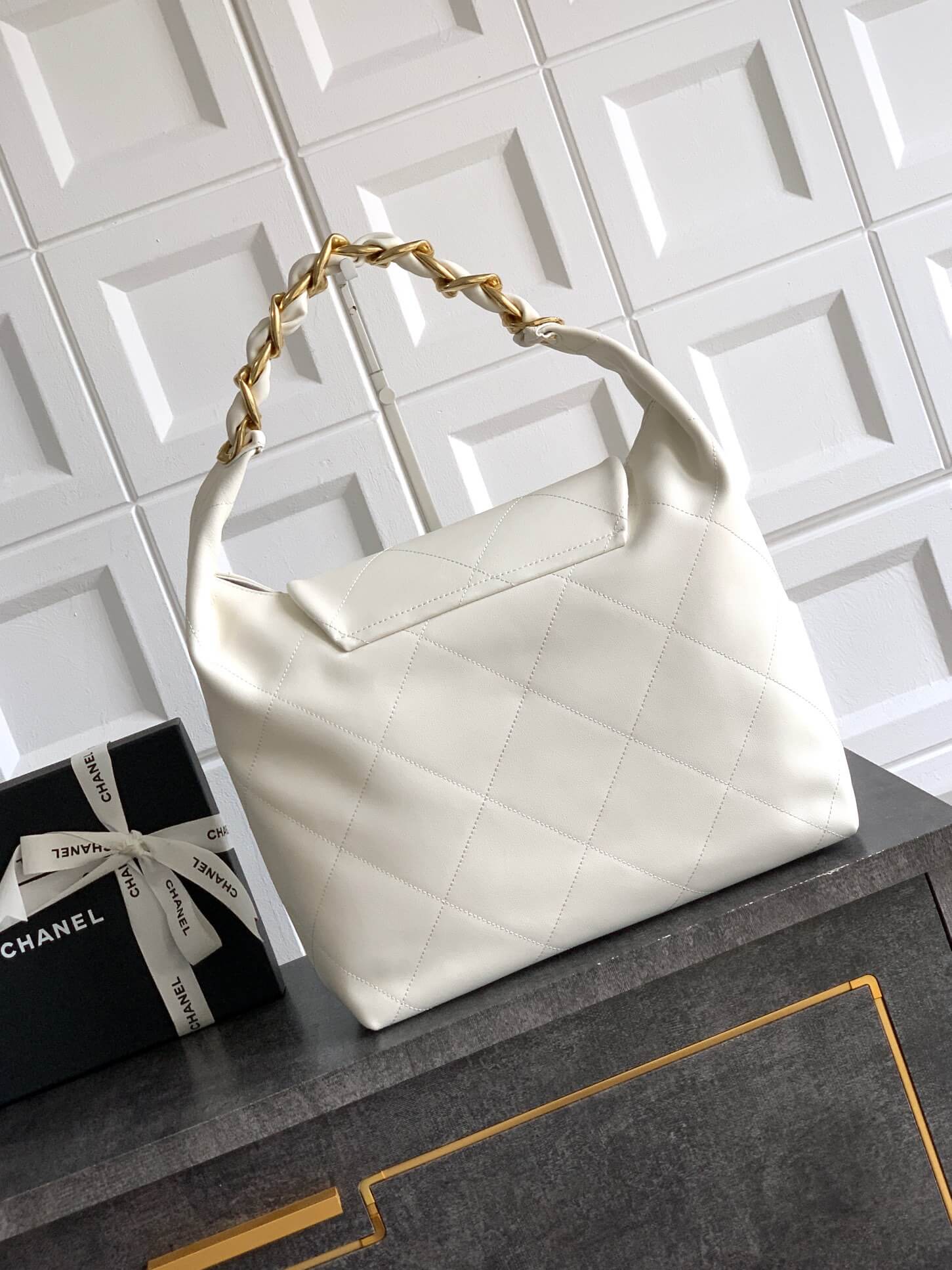 Chanel 25K Medium - Large - Maxi Hobo Shiny Calfskin & Gold-Tone Metal Shoulder Bag Black - Image 38