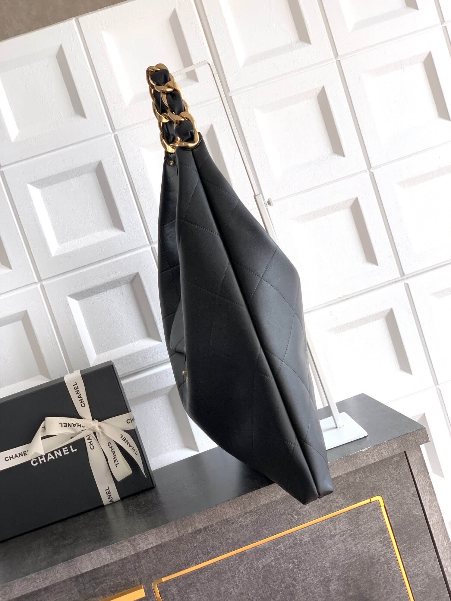 Chanel 25K Medium - Large - Maxi Hobo Shiny Calfskin & Gold-Tone Metal Shoulder Bag Black - Image 7