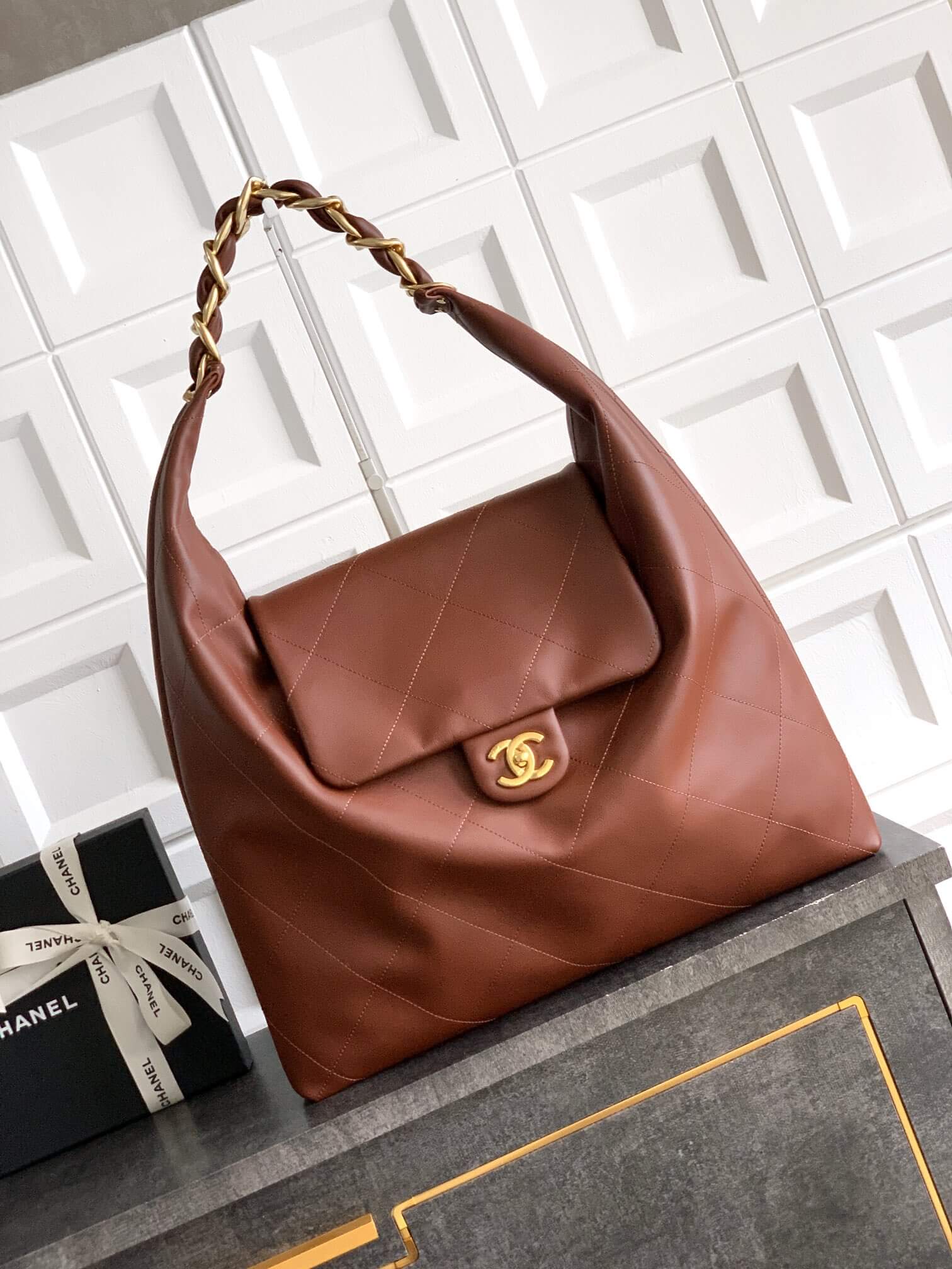 Chanel 25K Medium - Large - Maxi Hobo Shiny Calfskin & Gold-Tone Metal Shoulder Bag Black - Image 55