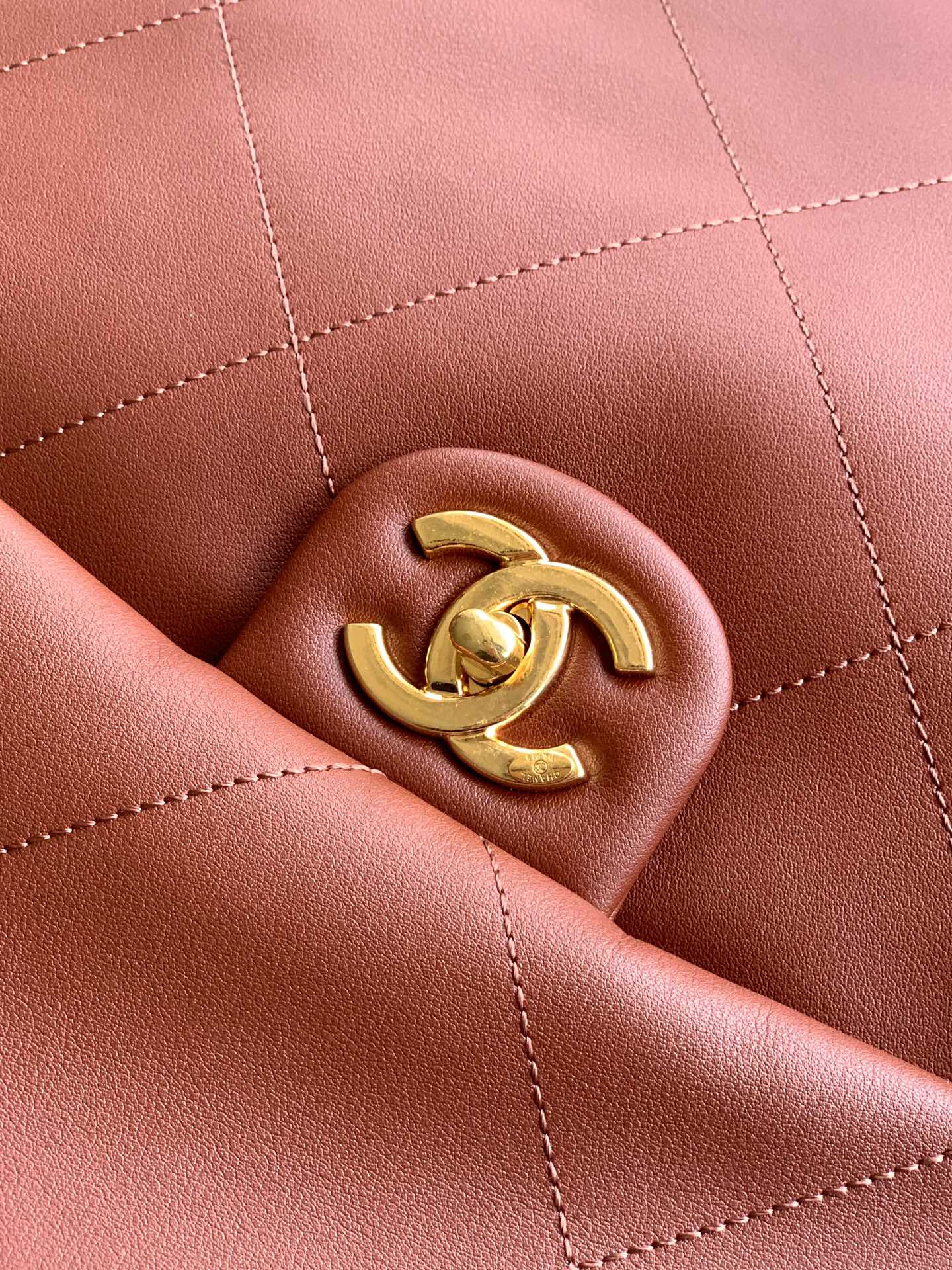 Chanel 25K Medium - Large - Maxi Hobo Shiny Calfskin & Gold-Tone Metal Shoulder Bag Black - Image 59