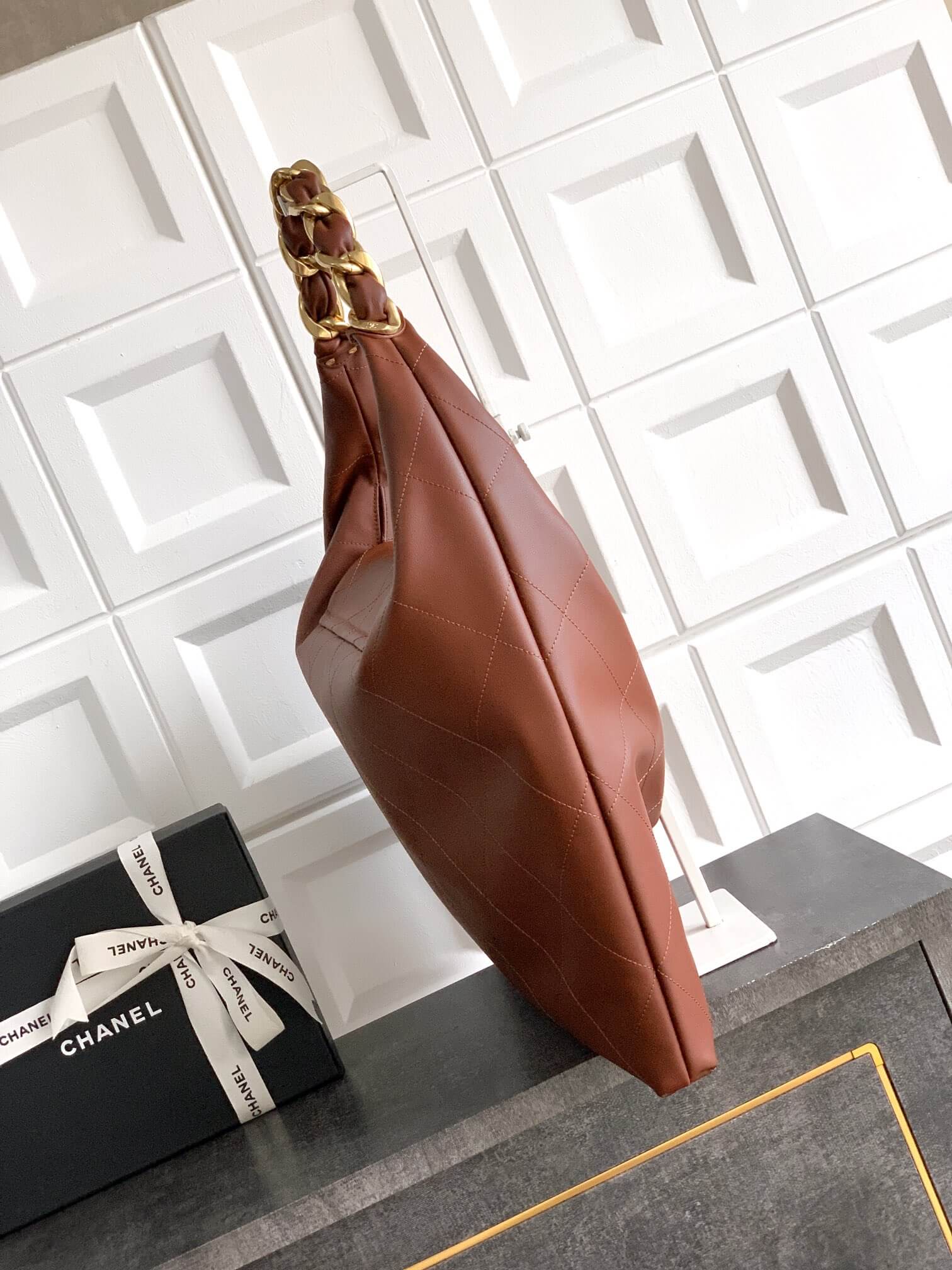 Chanel 25K Medium - Large - Maxi Hobo Shiny Calfskin & Gold-Tone Metal Shoulder Bag Black - Image 61