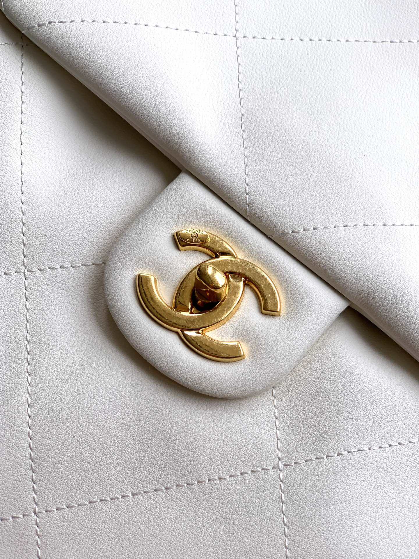 Chanel 25K Medium - Large - Maxi Hobo Shiny Calfskin & Gold-Tone Metal Shoulder Bag Black - Image 33