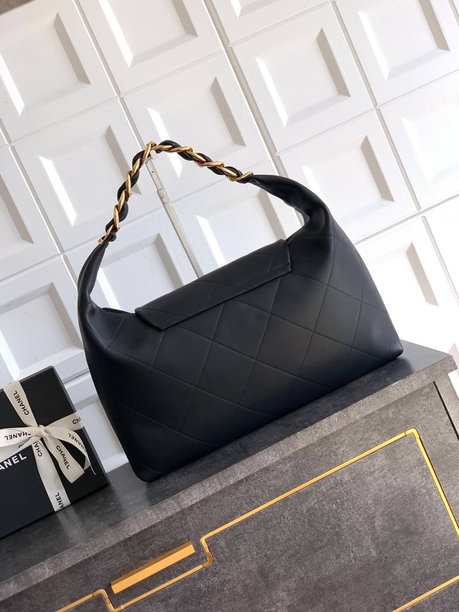 Chanel 25K Medium - Large - Maxi Hobo Shiny Calfskin & Gold-Tone Metal Shoulder Bag Black - Image 20