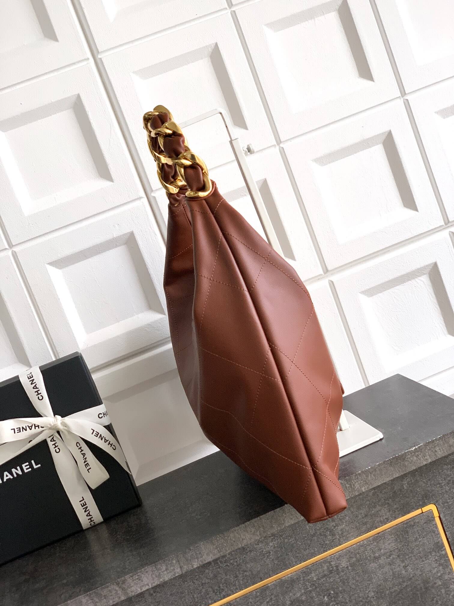 Chanel 25K Medium - Large - Maxi Hobo Shiny Calfskin & Gold-Tone Metal Shoulder Bag Black - Image 79