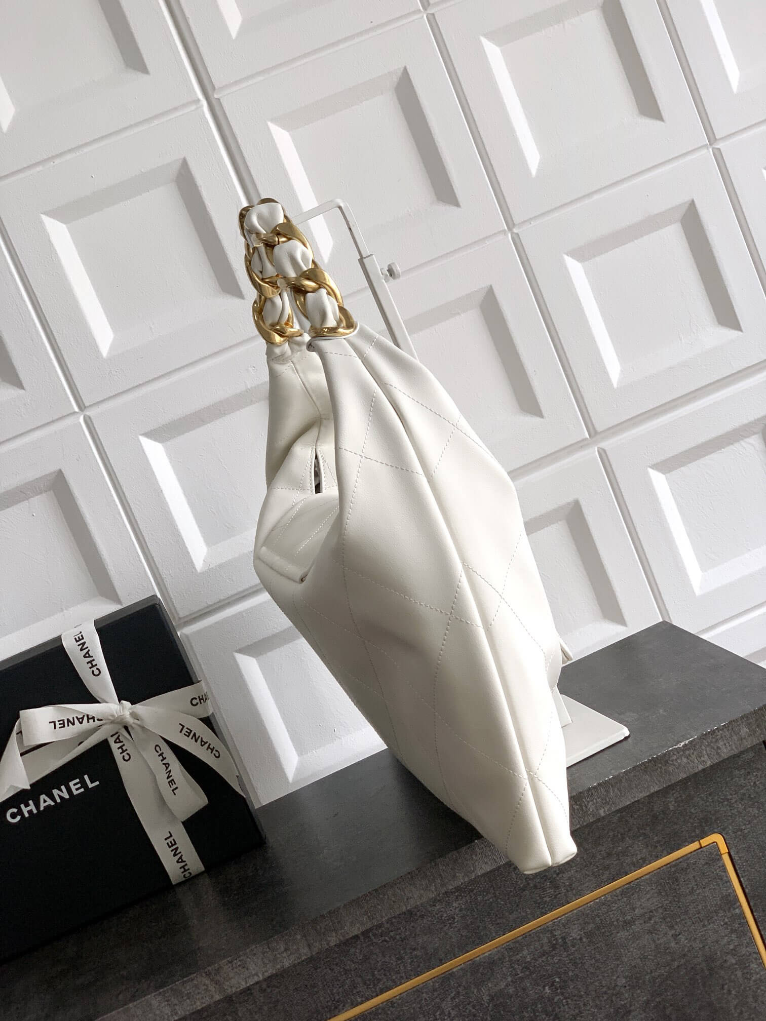 Chanel 25K Medium - Large - Maxi Hobo Shiny Calfskin & Gold-Tone Metal Shoulder Bag Black - Image 52