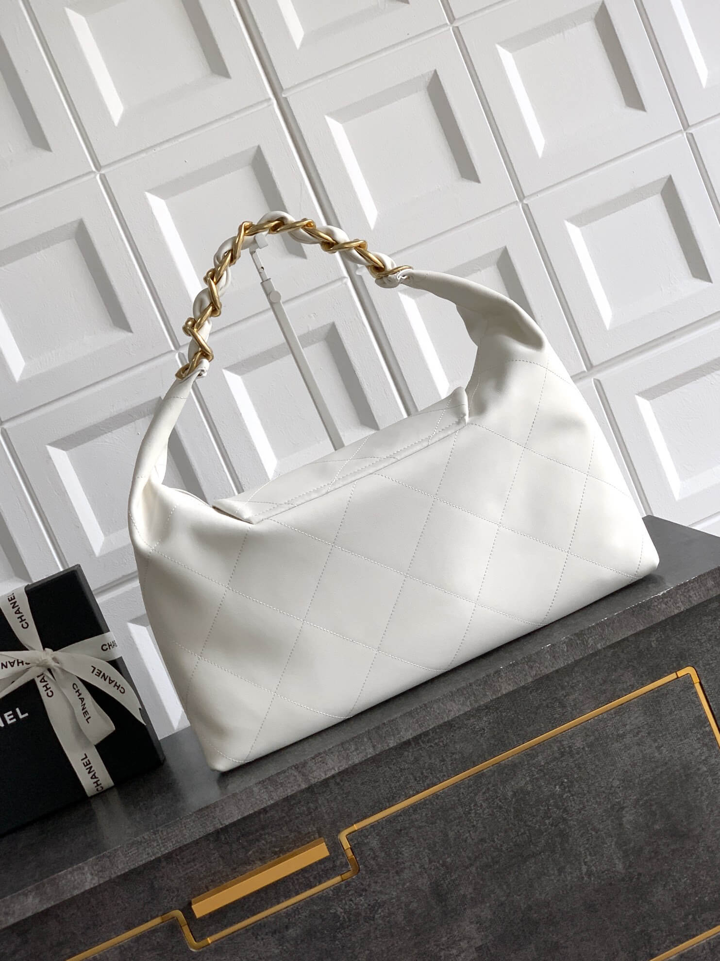 Chanel 25K Medium - Large - Maxi Hobo Shiny Calfskin & Gold-Tone Metal Shoulder Bag Black - Image 47