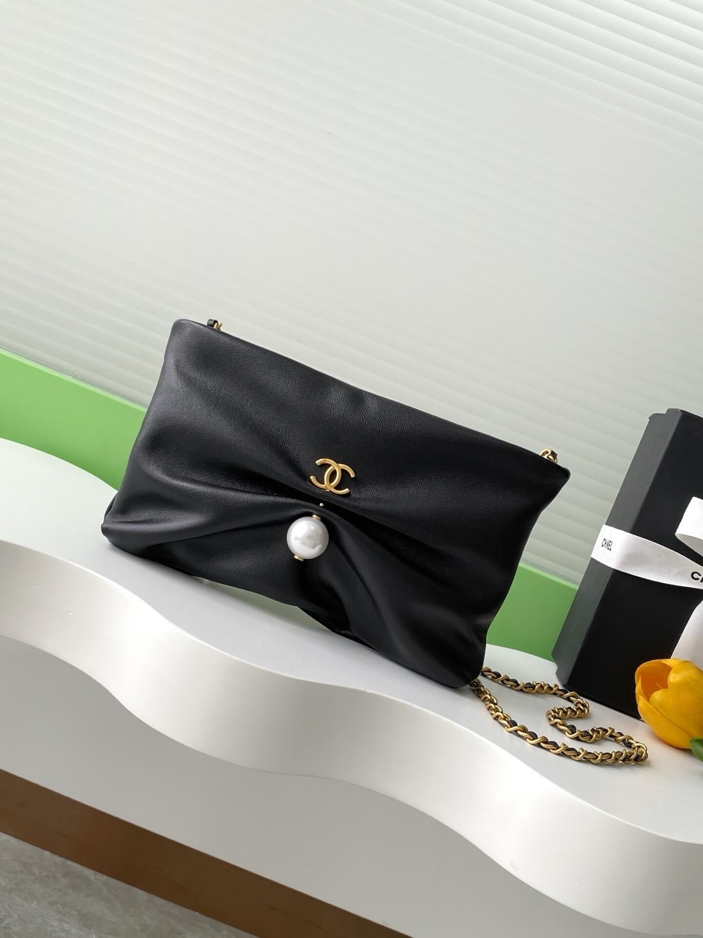 Chanel Clutch with Chain Shiny lambskin leather Shoulder Crossbody Bag