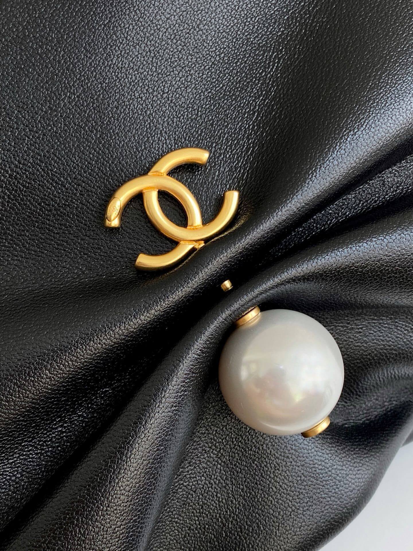 Chanel Clutch with Chain Shiny lambskin leather Shoulder Crossbody Bag - Image 6