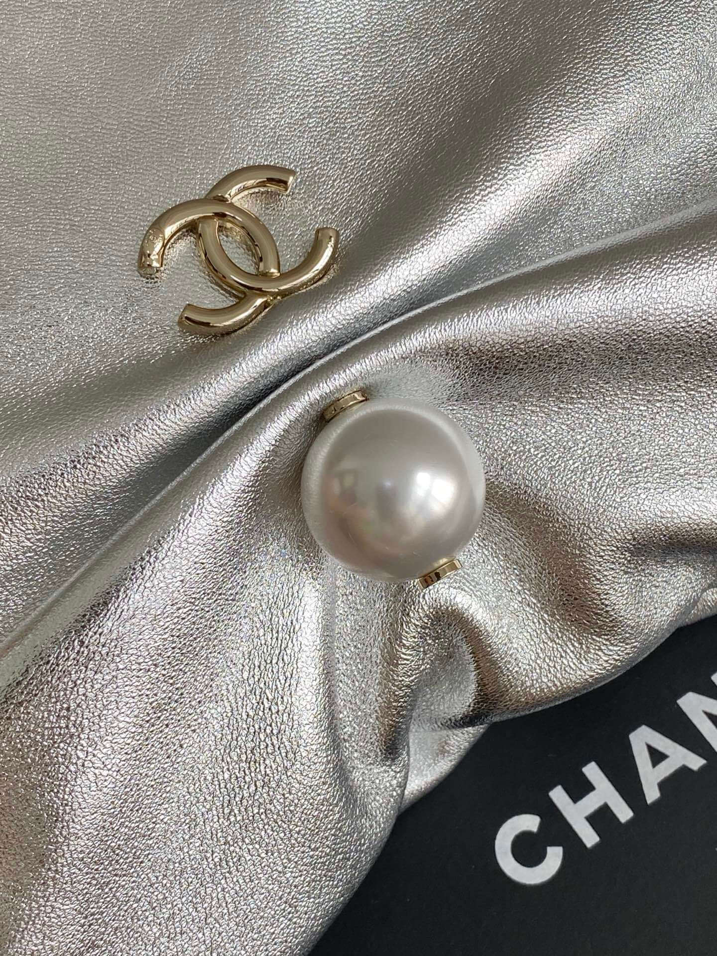 Chanel Clutch with Chain Shiny lambskin leather Shoulder Crossbody Bag - Image 15