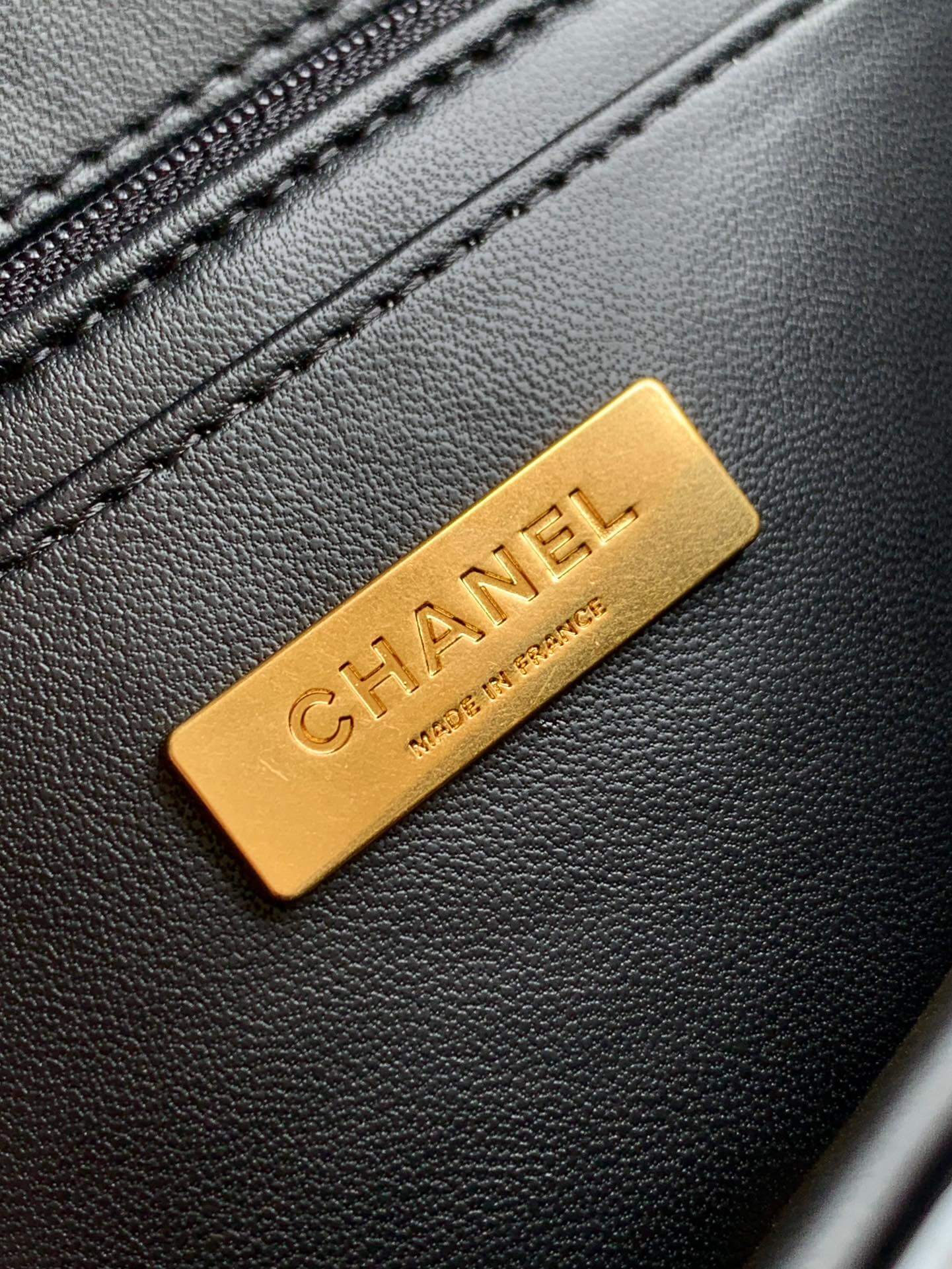 Chanel Large Flap Shoulder Bag with Top Handle Metallic Mirror Calfskin & Gold-Tone Metal - Image 23