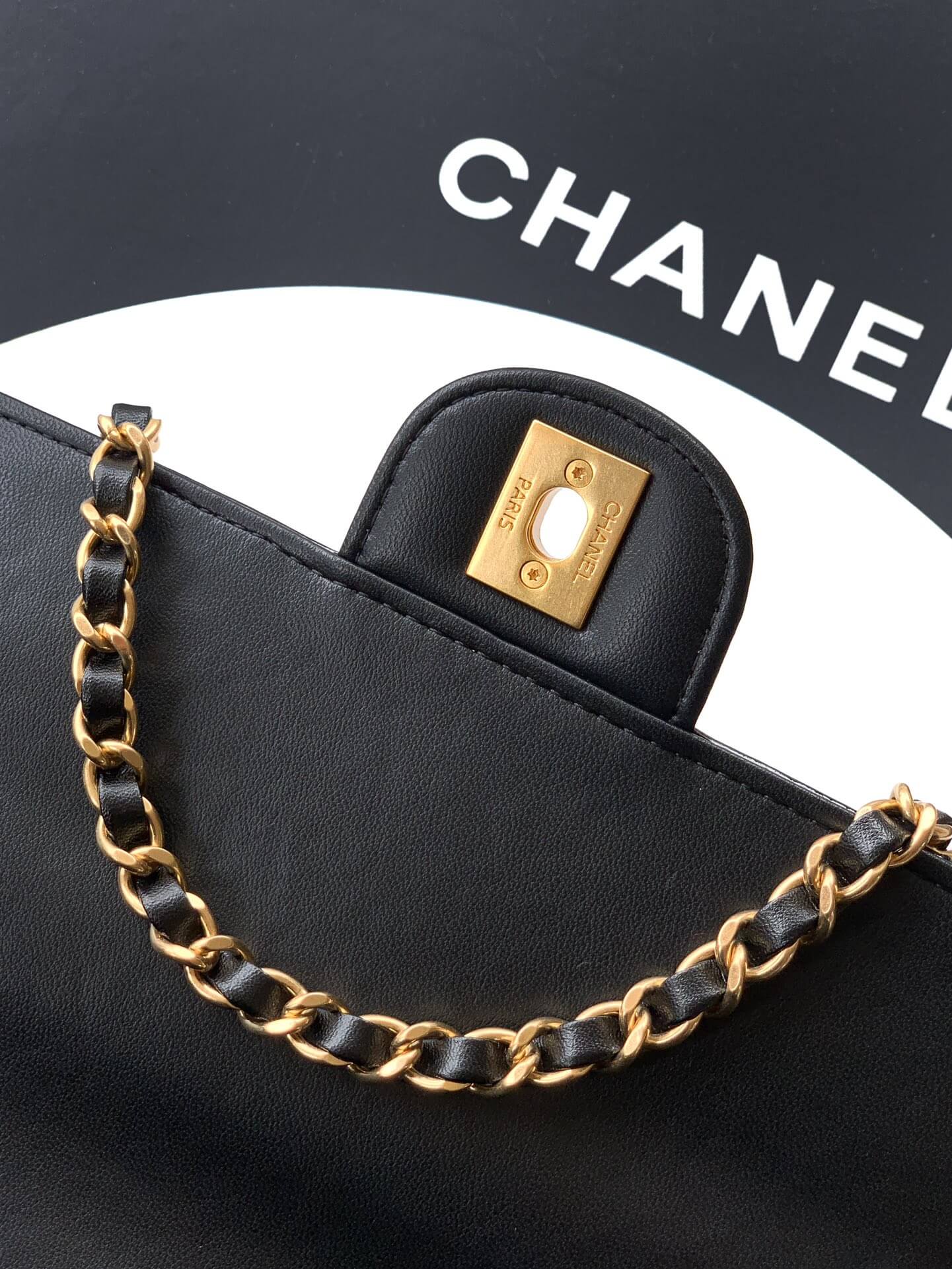 Chanel Large Flap Shoulder Bag with Top Handle Metallic Mirror Calfskin & Gold-Tone Metal - Image 24