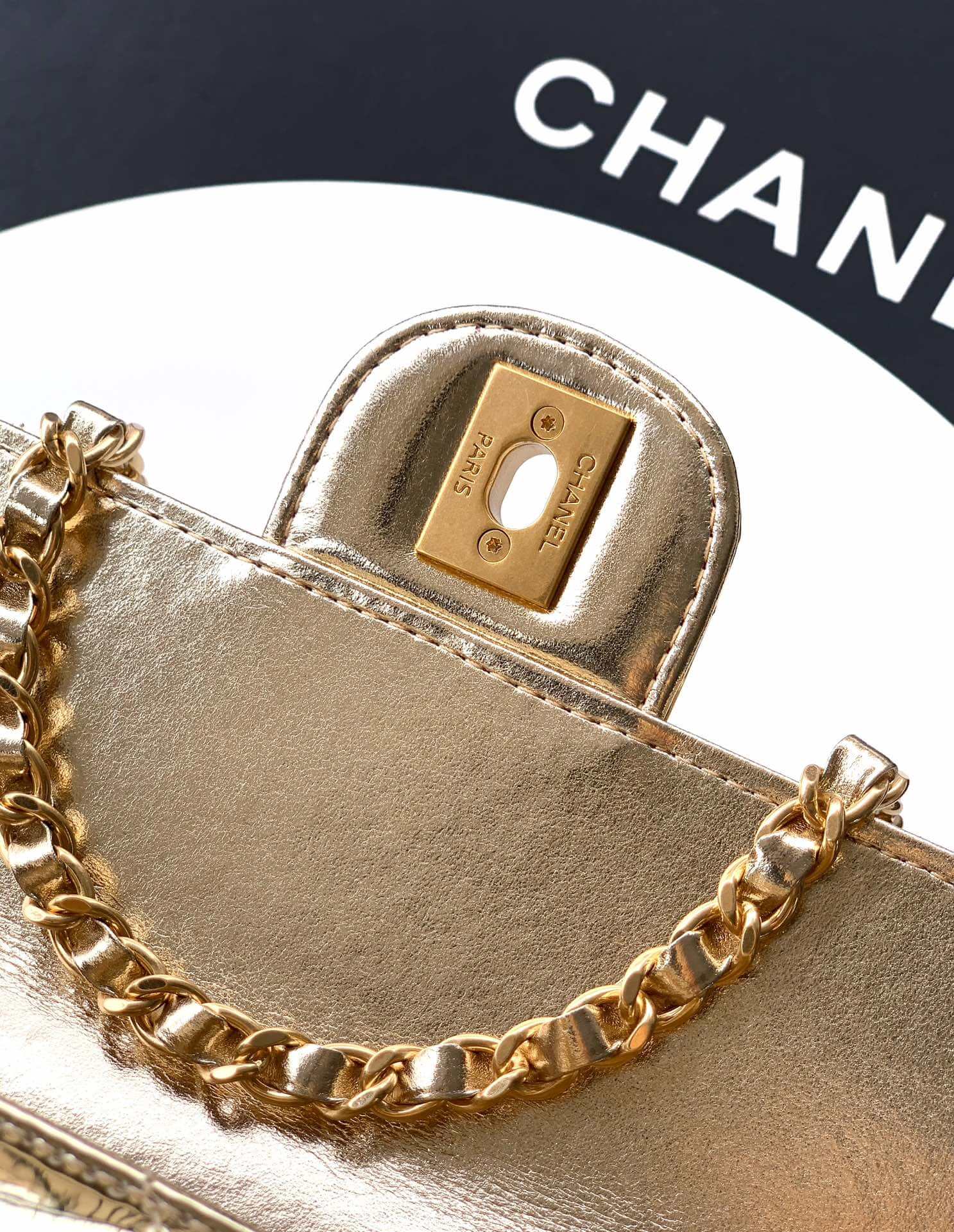 Chanel Large Flap Shoulder Bag with Top Handle Metallic Mirror Calfskin & Gold-Tone Metal - Image 43