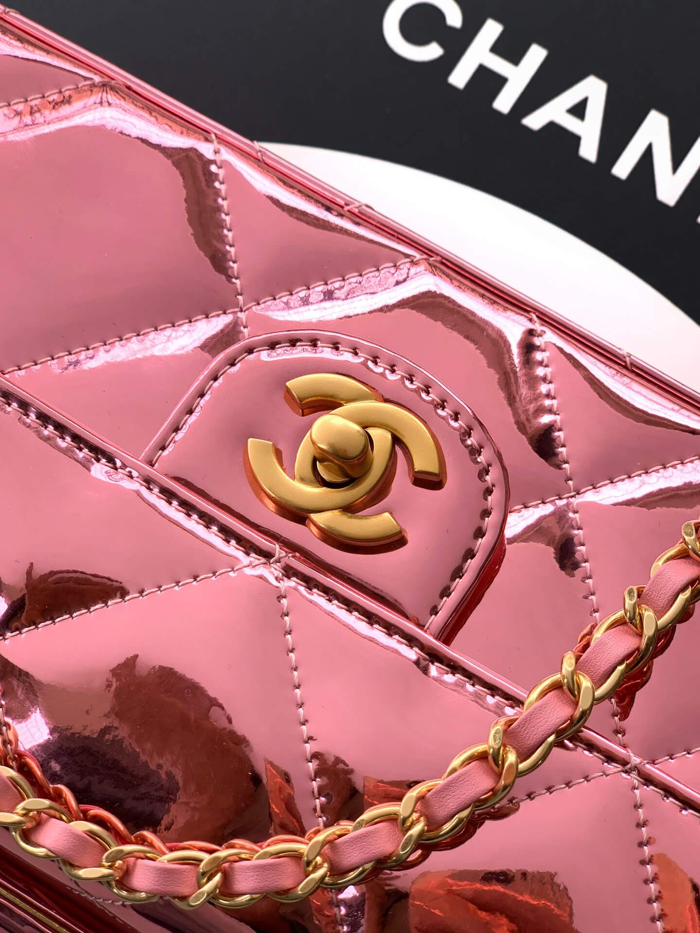 Chanel Large Flap Shoulder Bag with Top Handle Metallic Mirror Calfskin & Gold-Tone Metal - Image 15