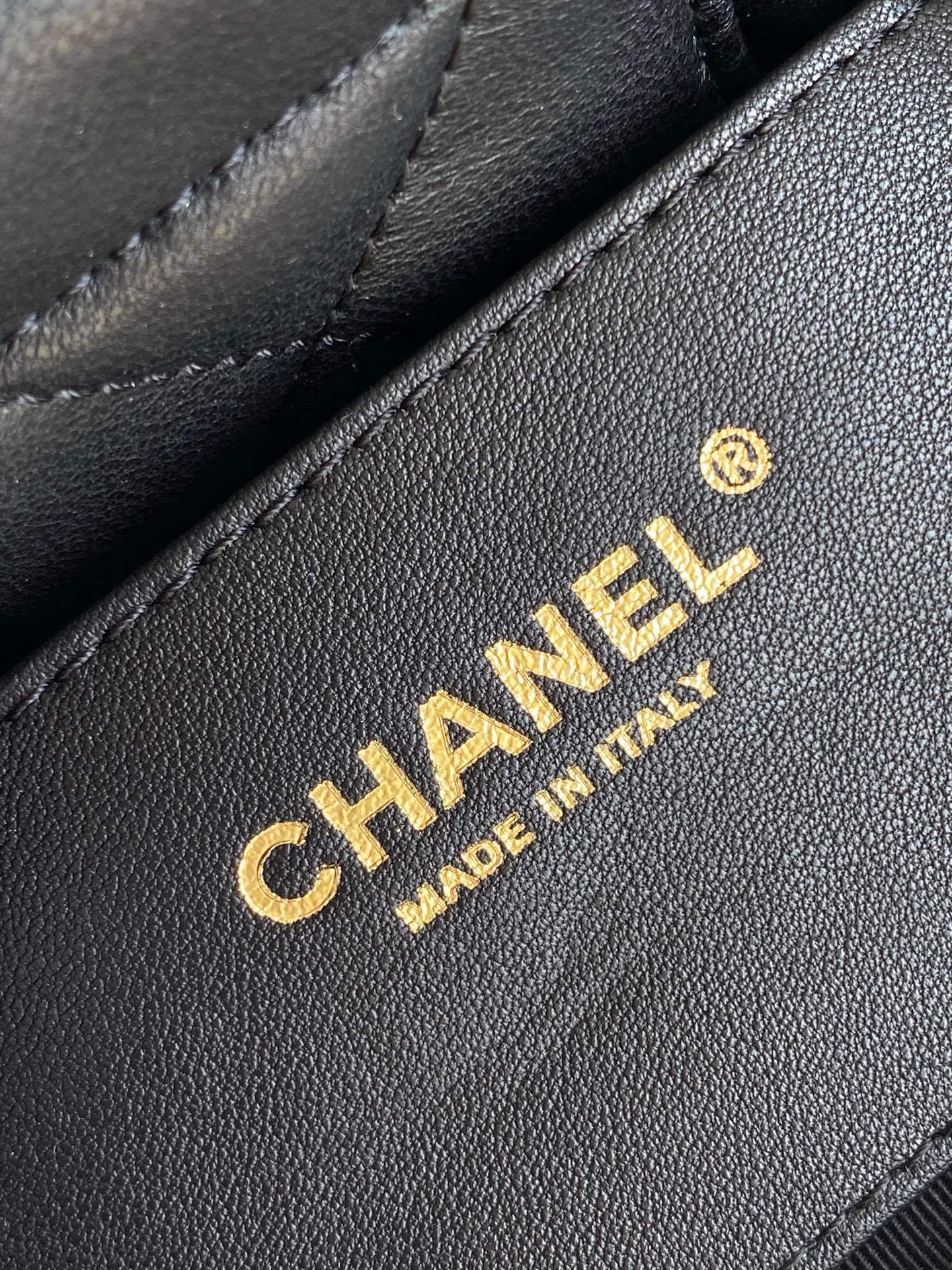 Chanel Maxi Mini - Small Shiny Lambskin Leather & Gold-Tone Metal Shoulder Handbag Black - Image 13