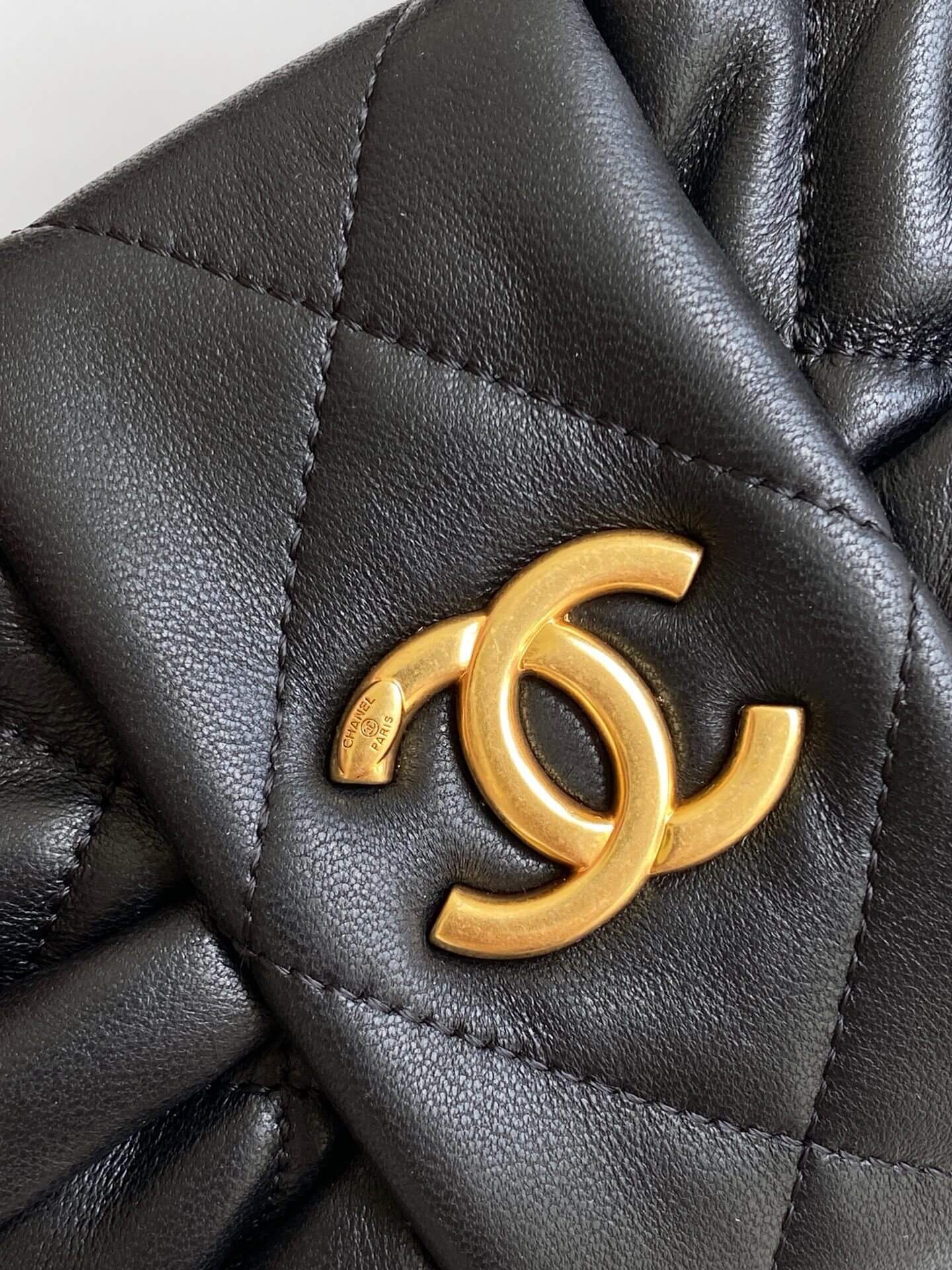 Chanel Maxi Mini - Small Shiny Lambskin Leather & Gold-Tone Metal Shoulder Handbag Black - Image 15