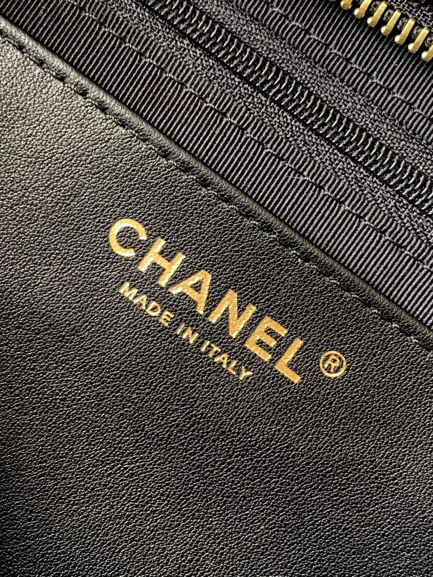 Chanel Maxi Mini - Small Shiny Lambskin Leather & Gold-Tone Metal Shoulder Handbag Black - Image 4