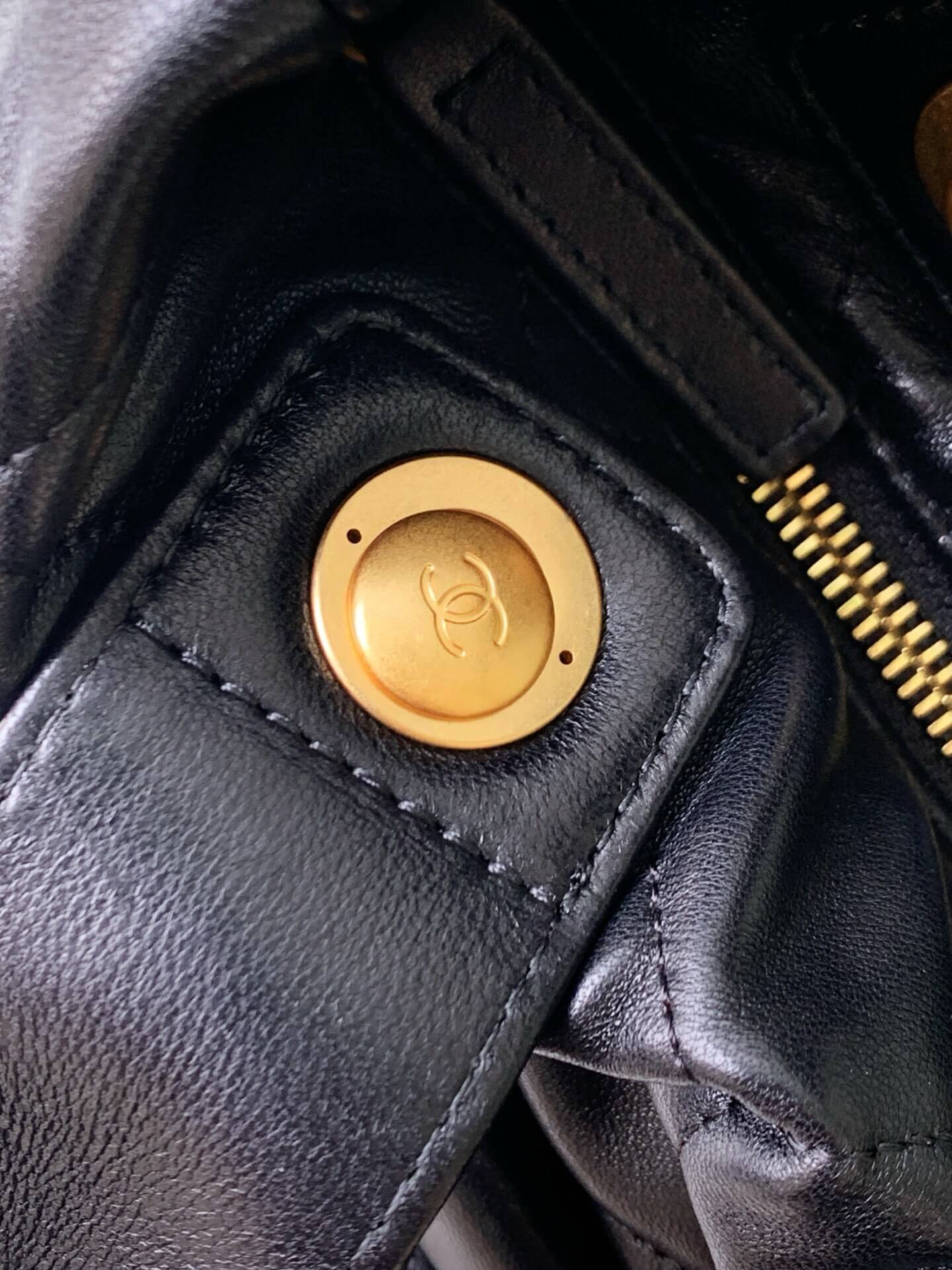 Chanel Maxi Mini - Small Shiny Lambskin Leather & Gold-Tone Metal Shoulder Handbag Black - Image 5