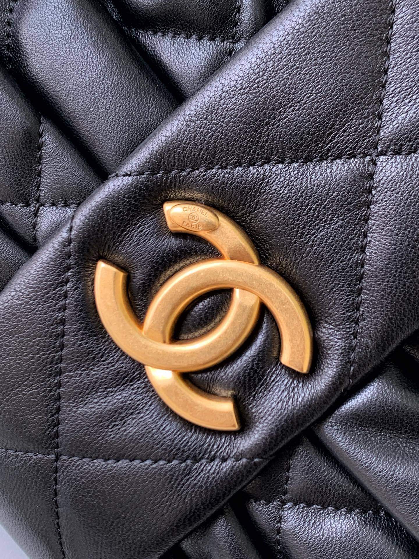 Chanel Maxi Mini - Small Shiny Lambskin Leather & Gold-Tone Metal Shoulder Handbag Black - Image 6